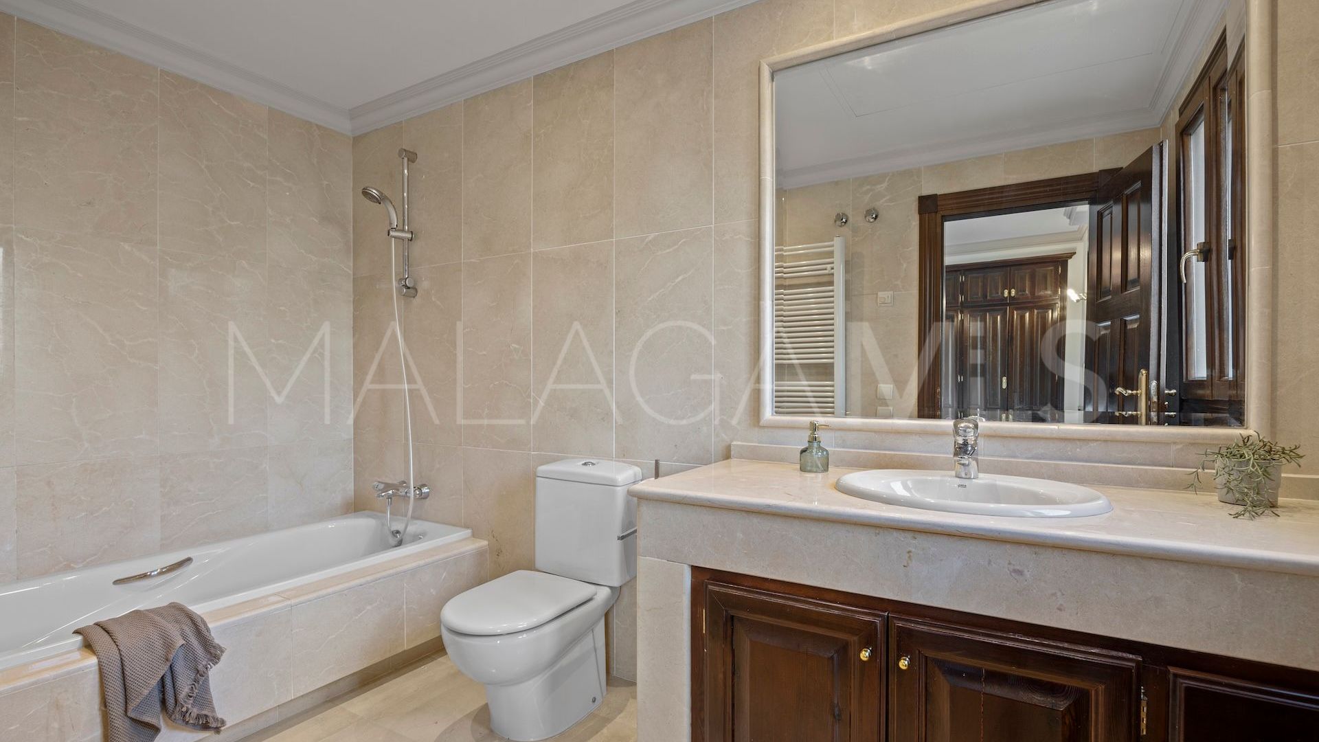 Se vende villa pareada in Los Arqueros de 6 bedrooms