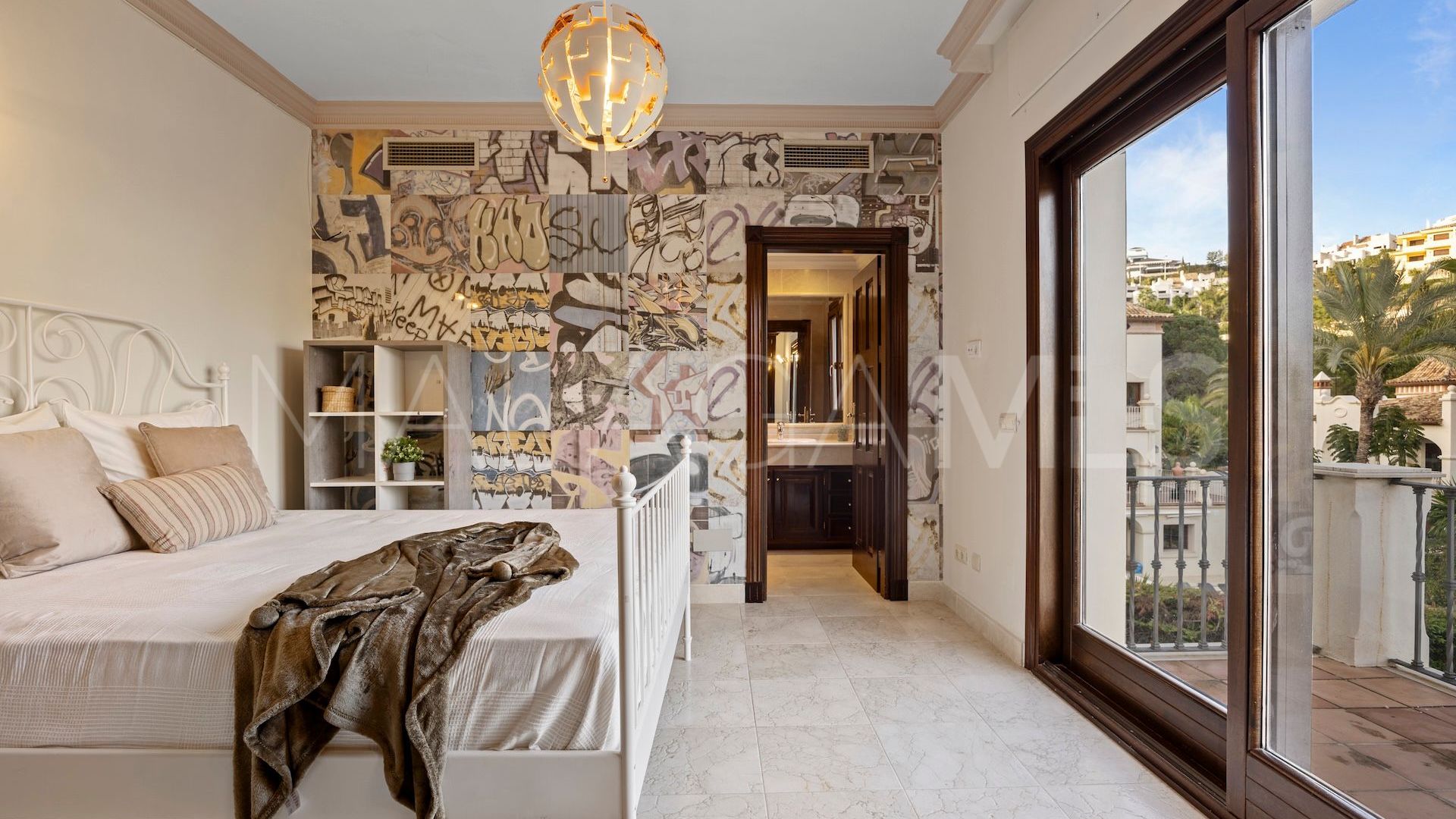 Se vende villa pareada in Los Arqueros de 6 bedrooms