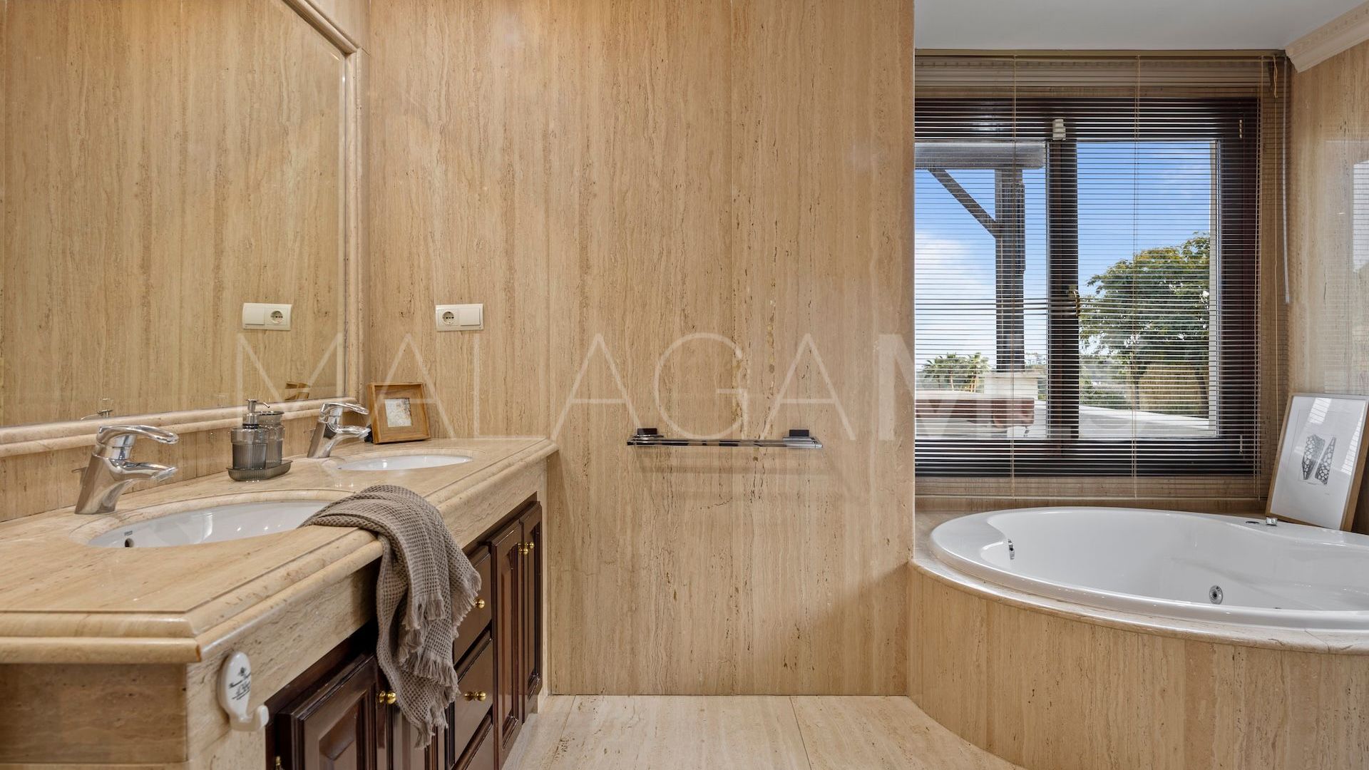 Se vende villa pareada in Los Arqueros de 6 bedrooms