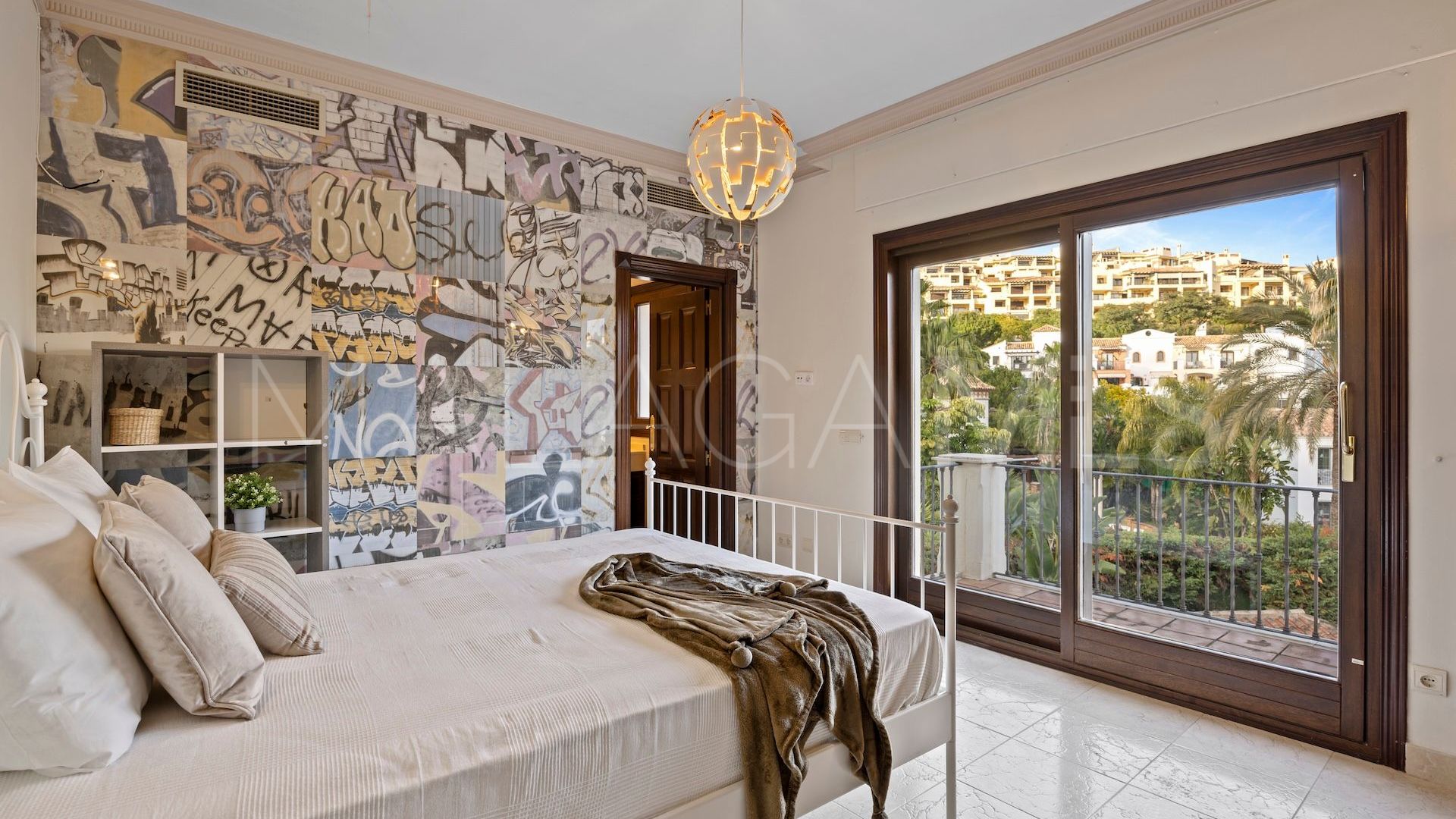 Se vende villa pareada in Los Arqueros de 6 bedrooms