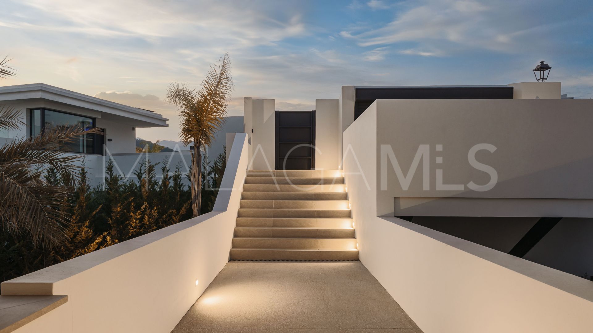 For sale 4 bedrooms house in Estepona East