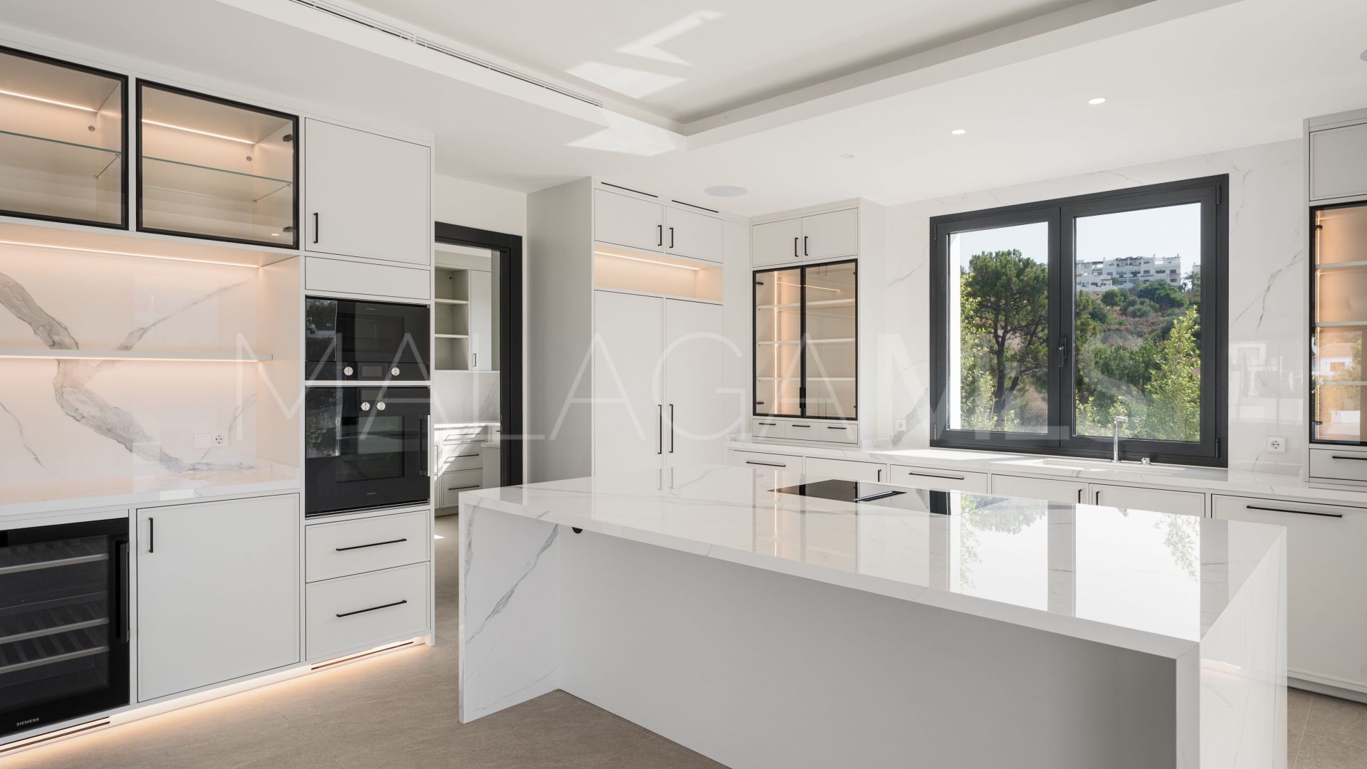 For sale 4 bedrooms house in Estepona East