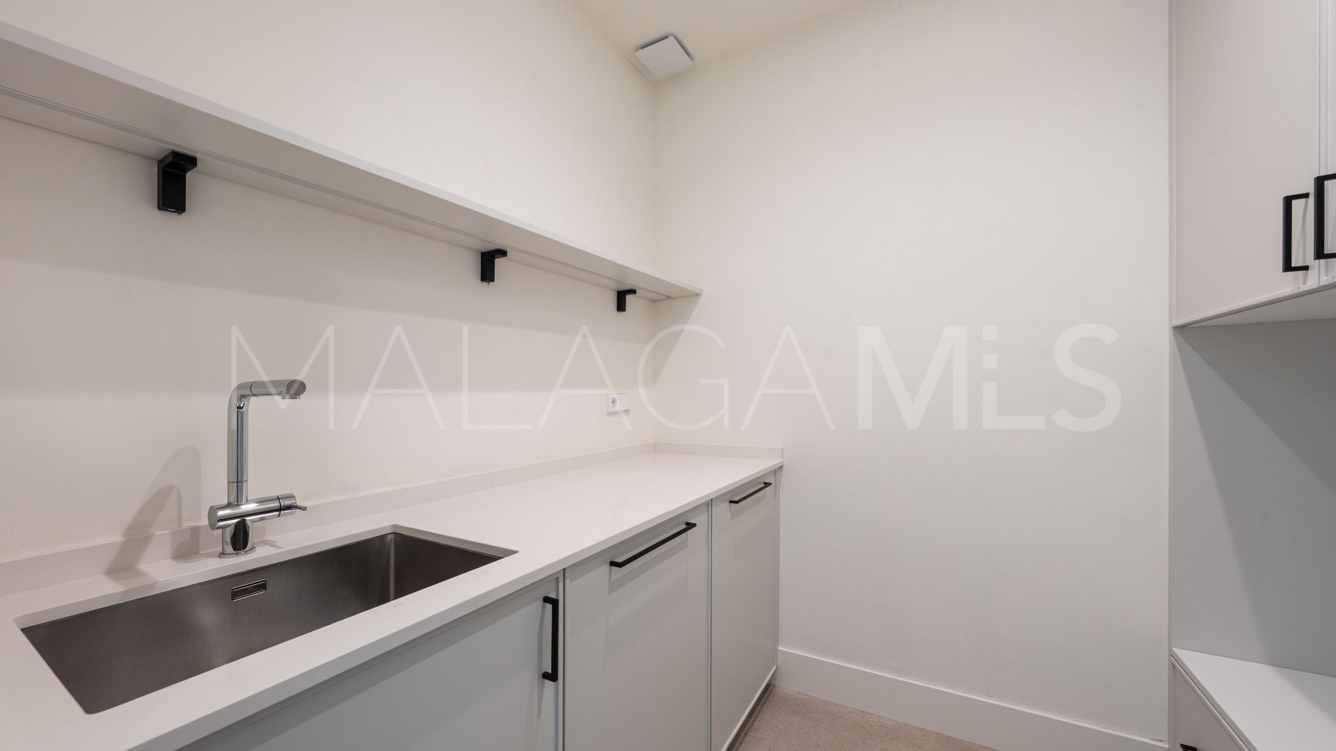 For sale 4 bedrooms house in Estepona East