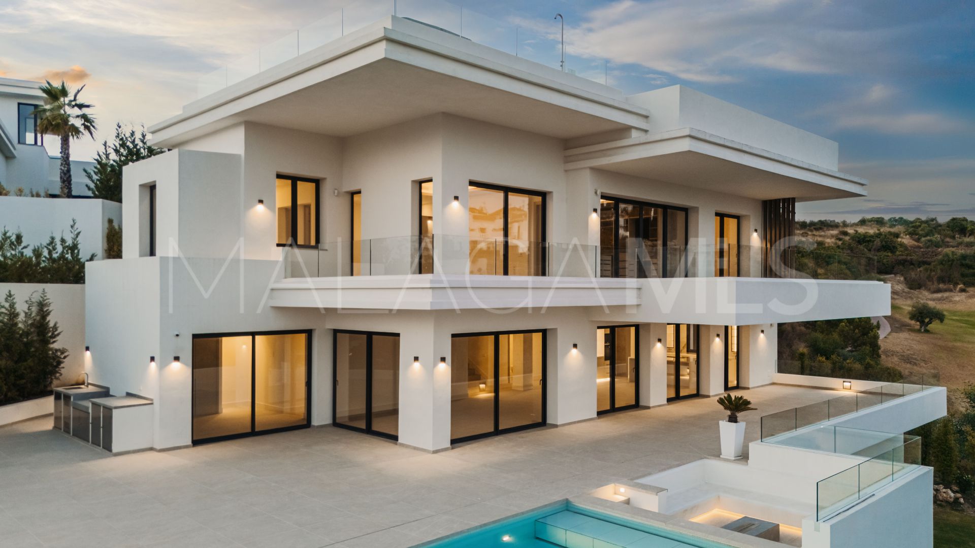 For sale 4 bedrooms house in Estepona East