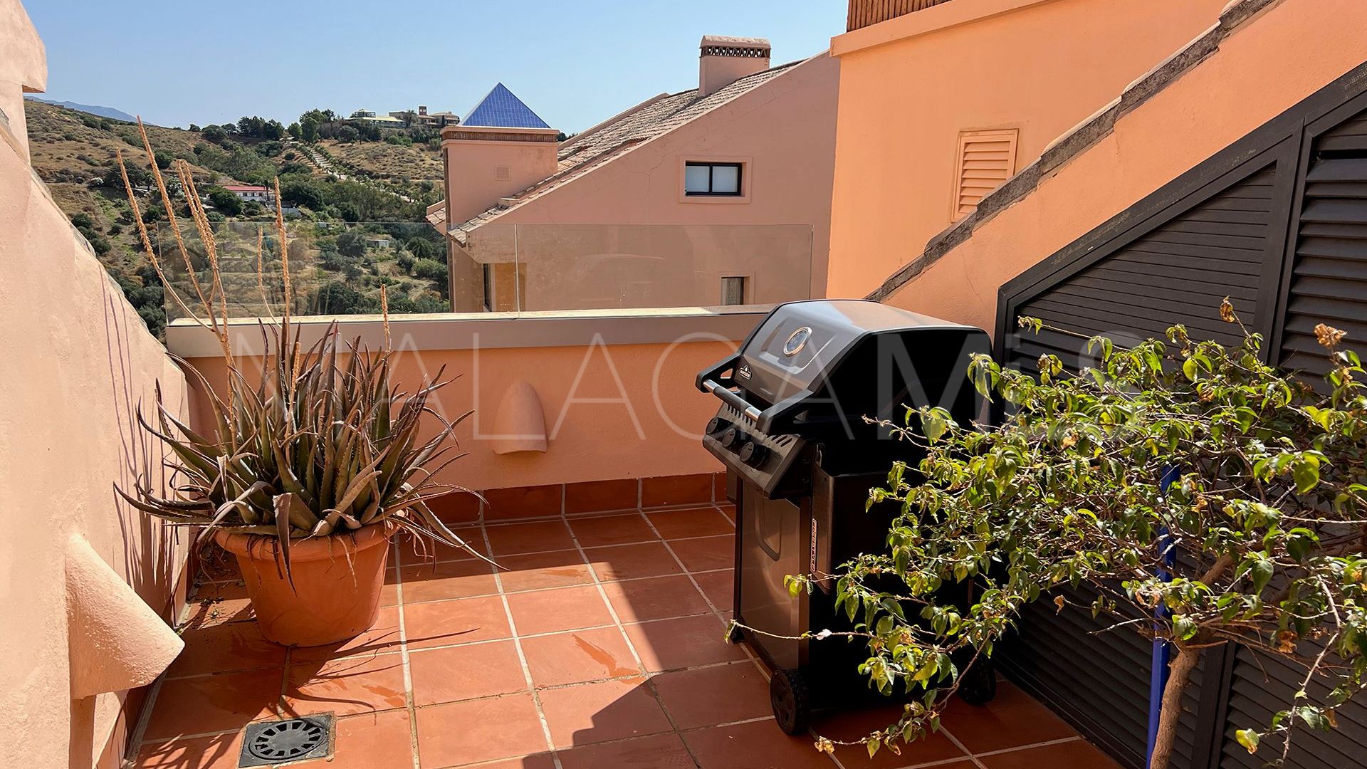 Duplex penthouse for sale in Sitio de Calahonda