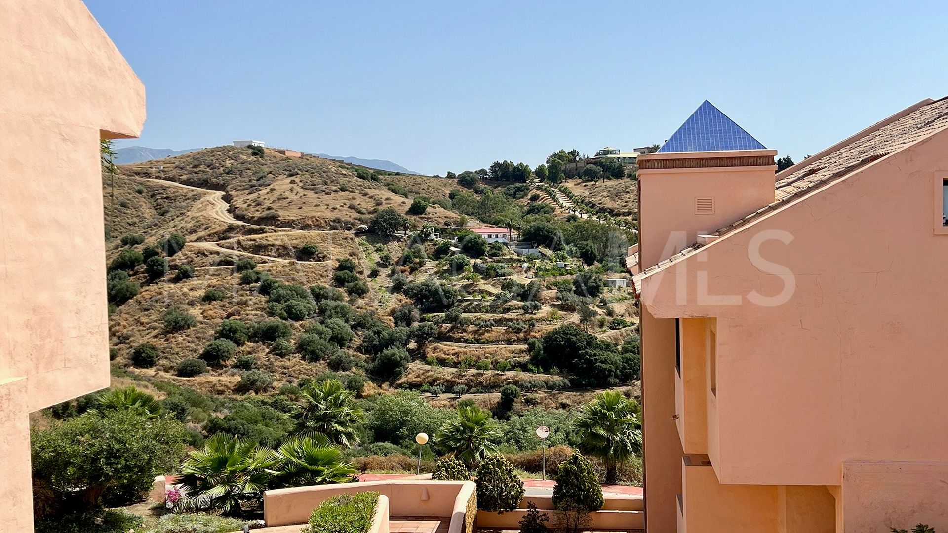 Duplex penthouse for sale in Sitio de Calahonda