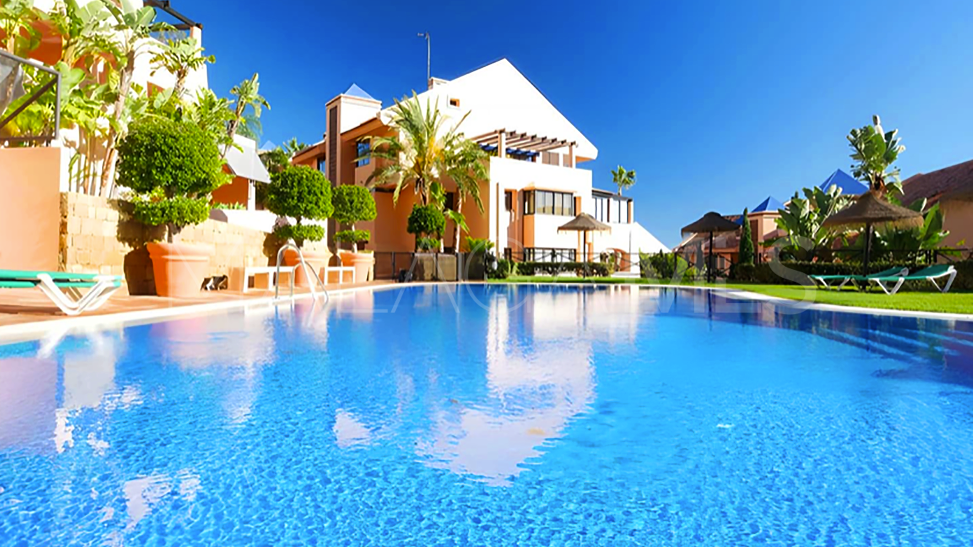 Duplex penthouse for sale in Sitio de Calahonda