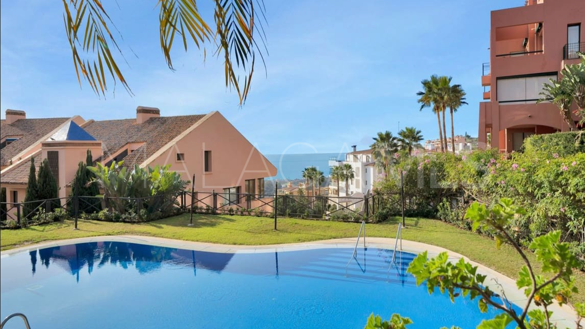 Duplex penthouse for sale in Sitio de Calahonda