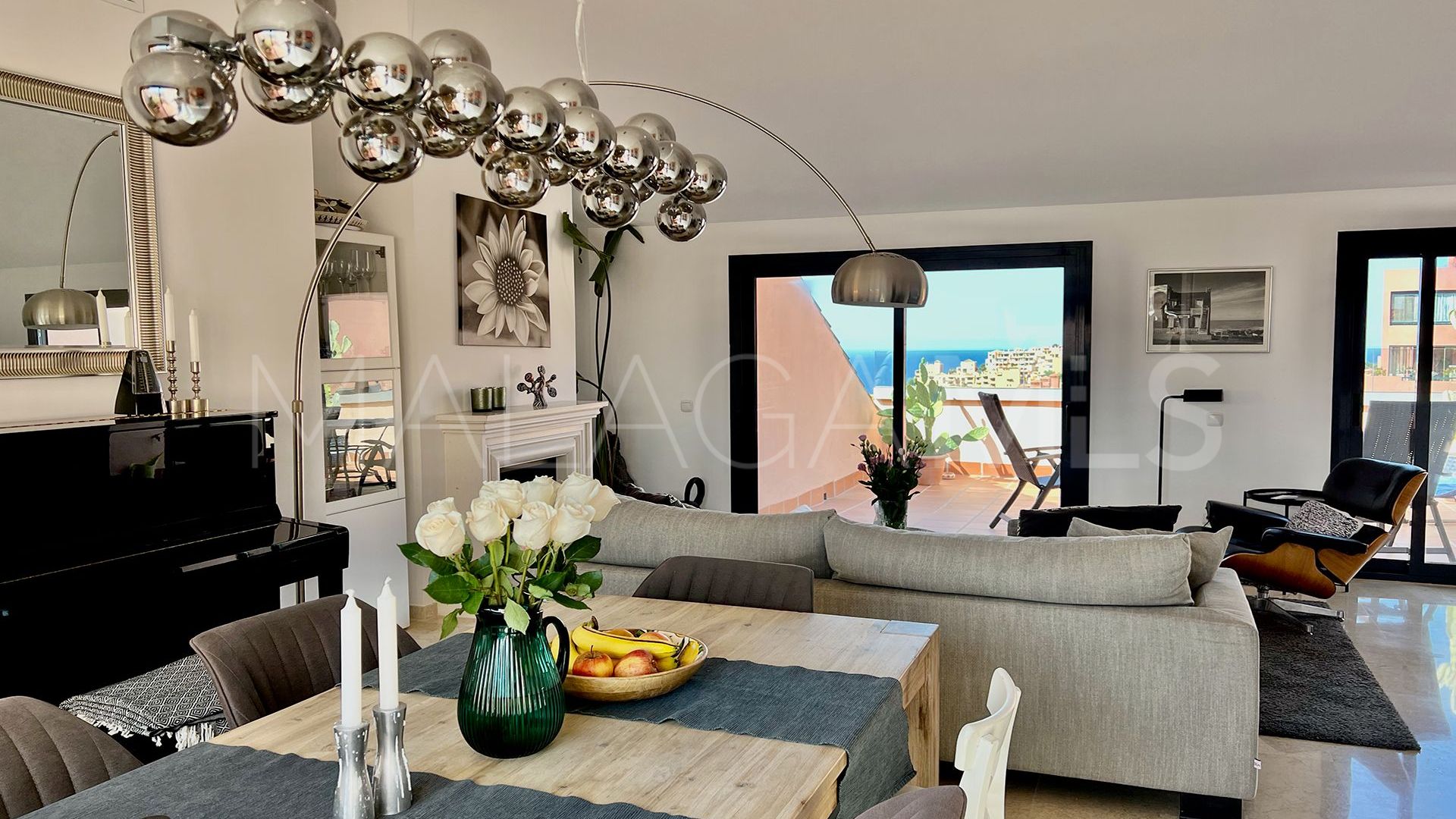 Duplex penthouse for sale in Sitio de Calahonda