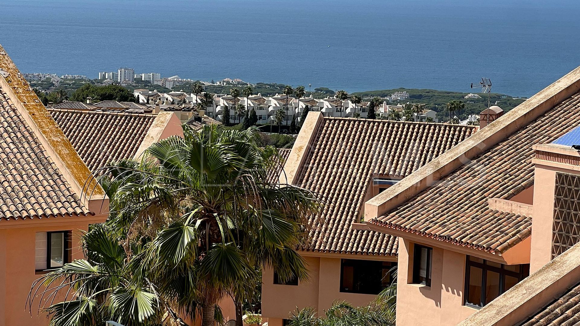 Duplex penthouse for sale in Sitio de Calahonda