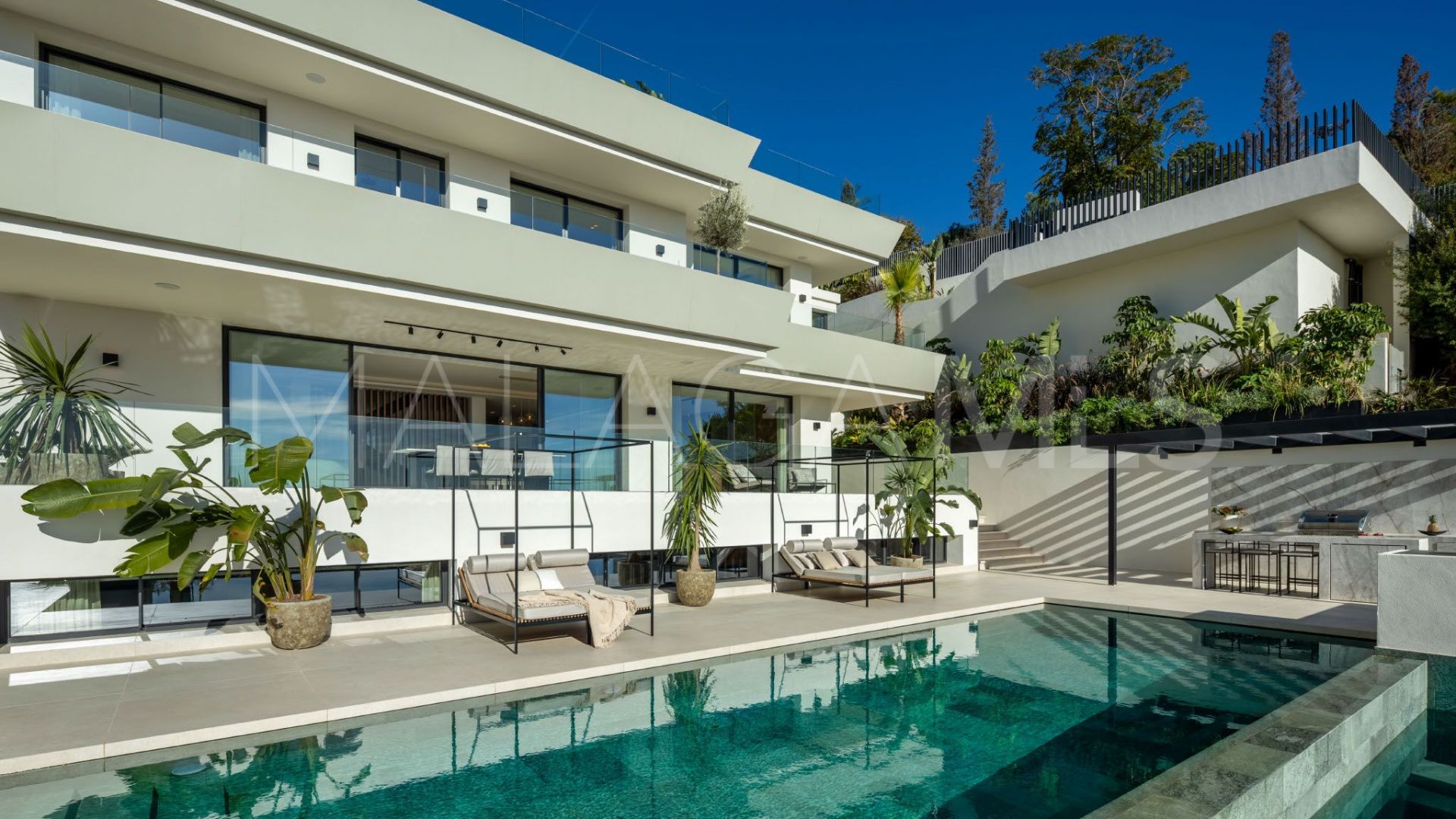 Villa for sale in Elviria