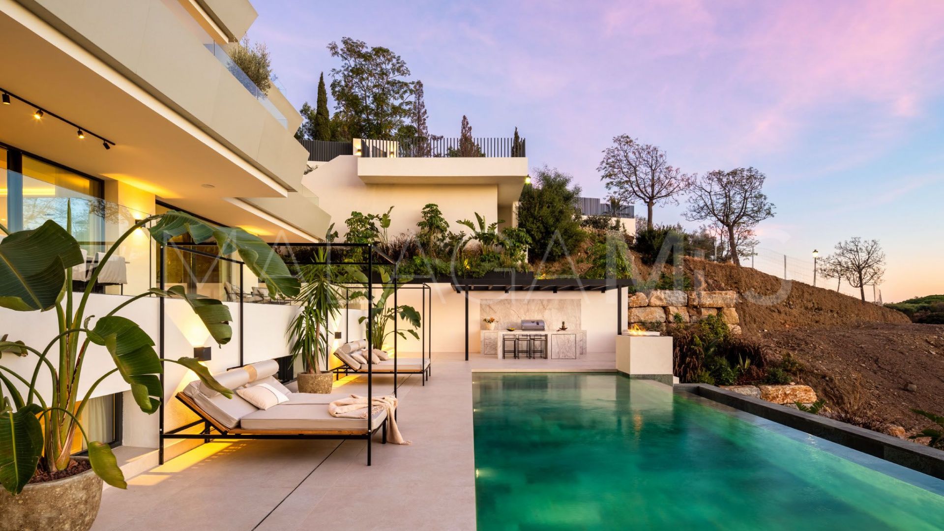 Villa for sale in Elviria