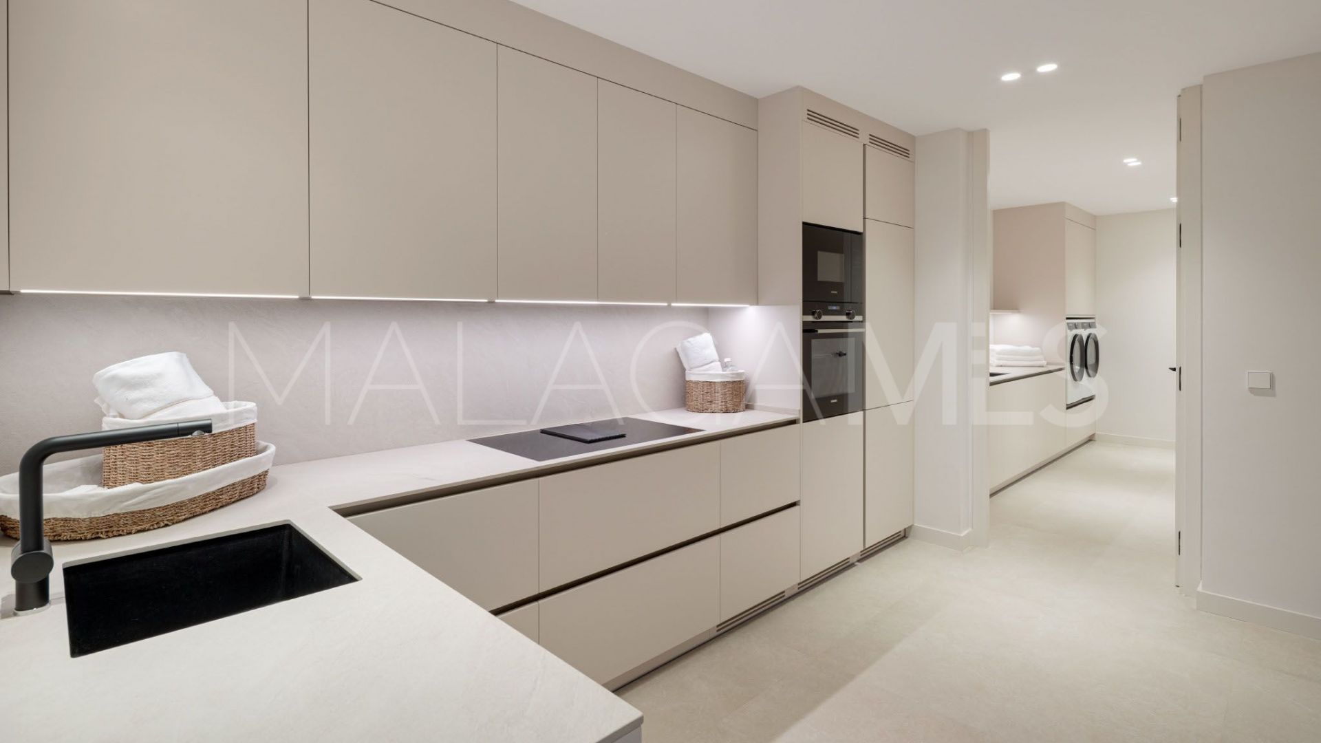 Villa for sale in Elviria