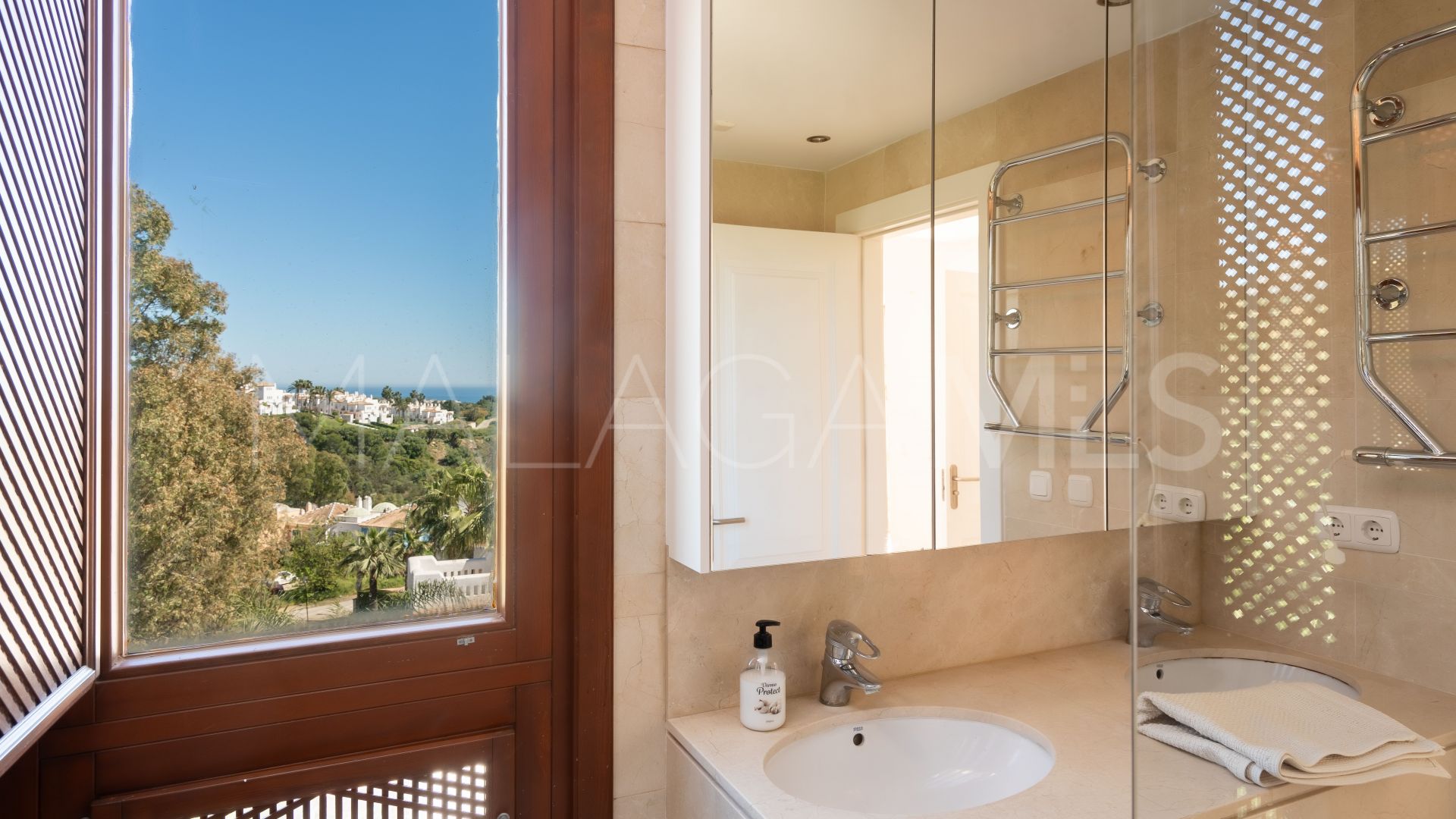 2 bedrooms Nueva Andalucia duplex penthouse for sale