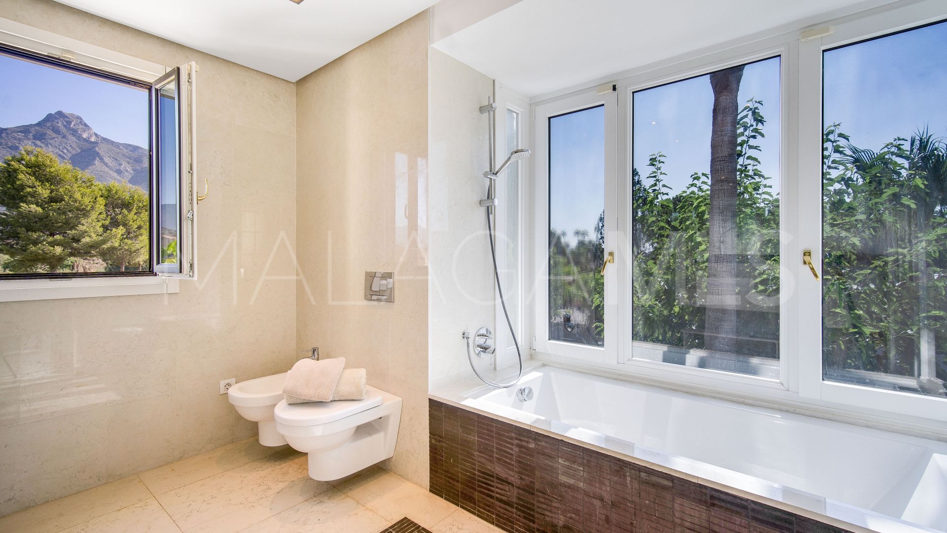 Villa for sale with 5 bedrooms in Lomas de Magna Marbella