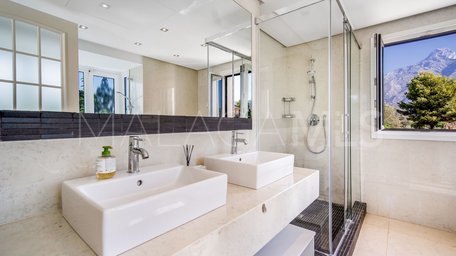 Villa for sale with 5 bedrooms in Lomas de Magna Marbella