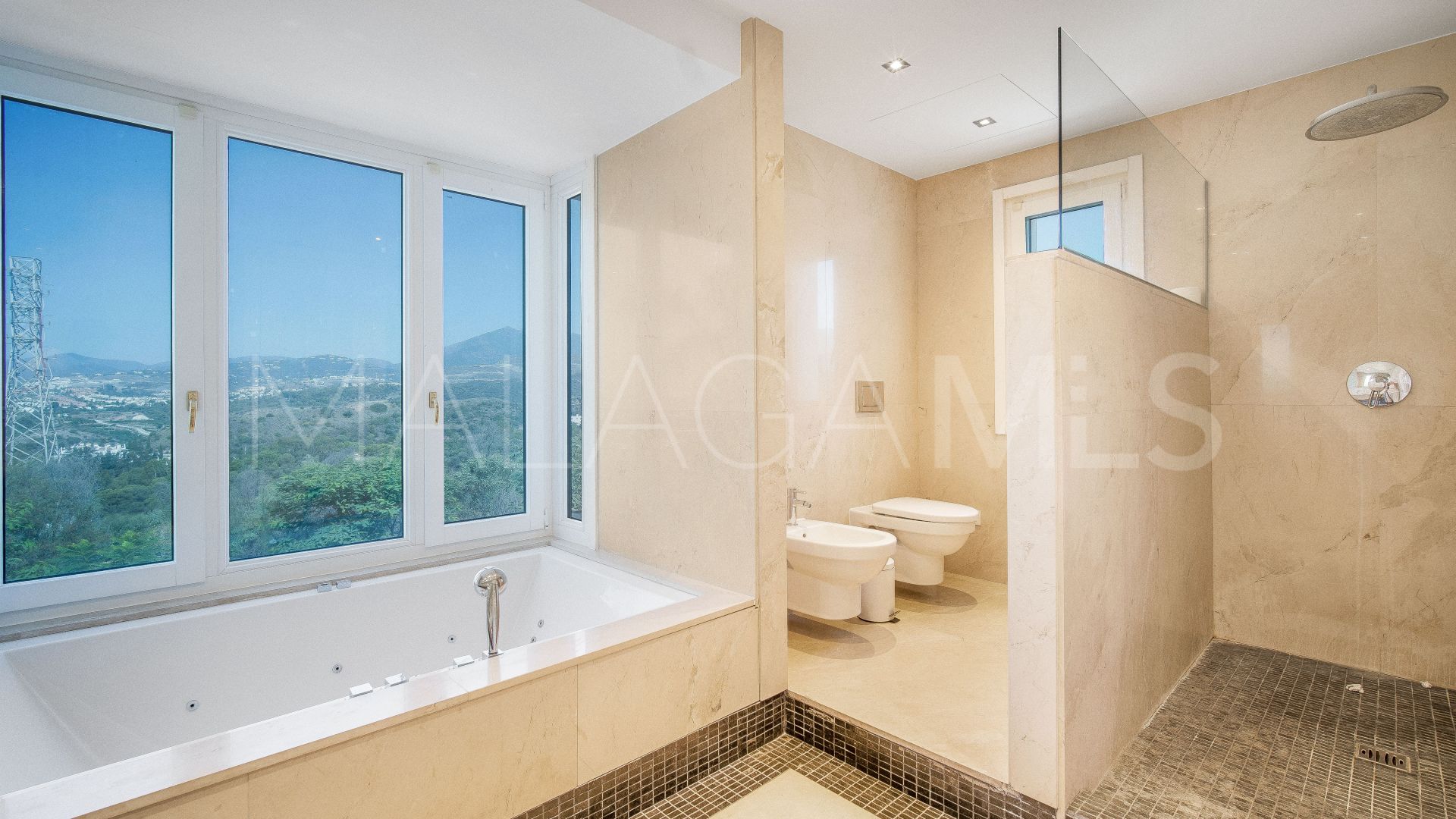 Villa for sale with 5 bedrooms in Lomas de Magna Marbella