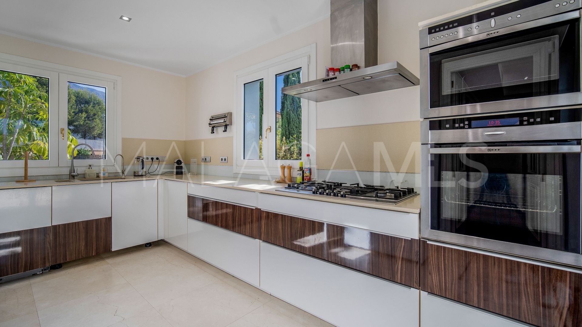 Villa for sale with 5 bedrooms in Lomas de Magna Marbella