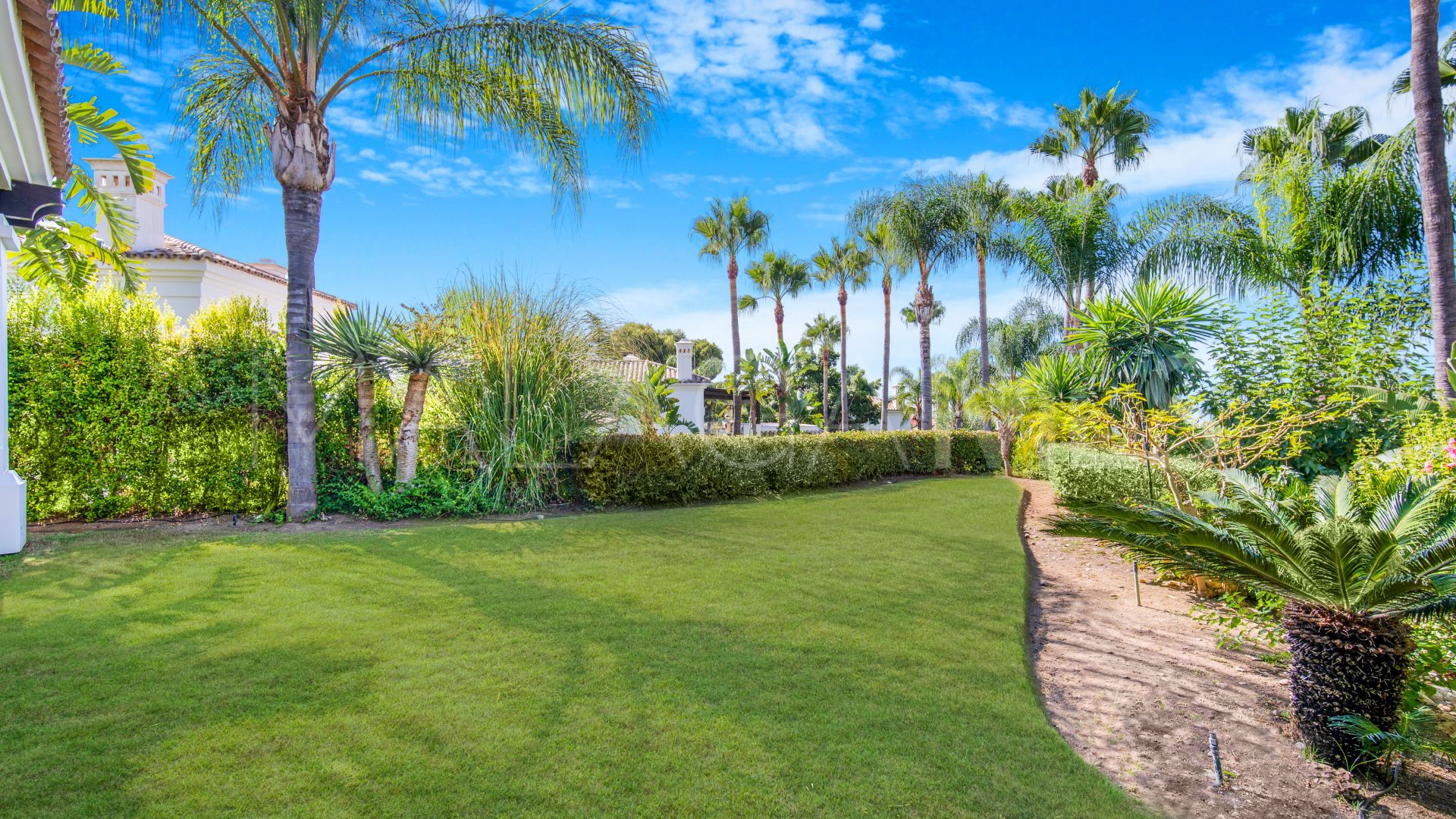 Villa for sale with 5 bedrooms in Lomas de Magna Marbella