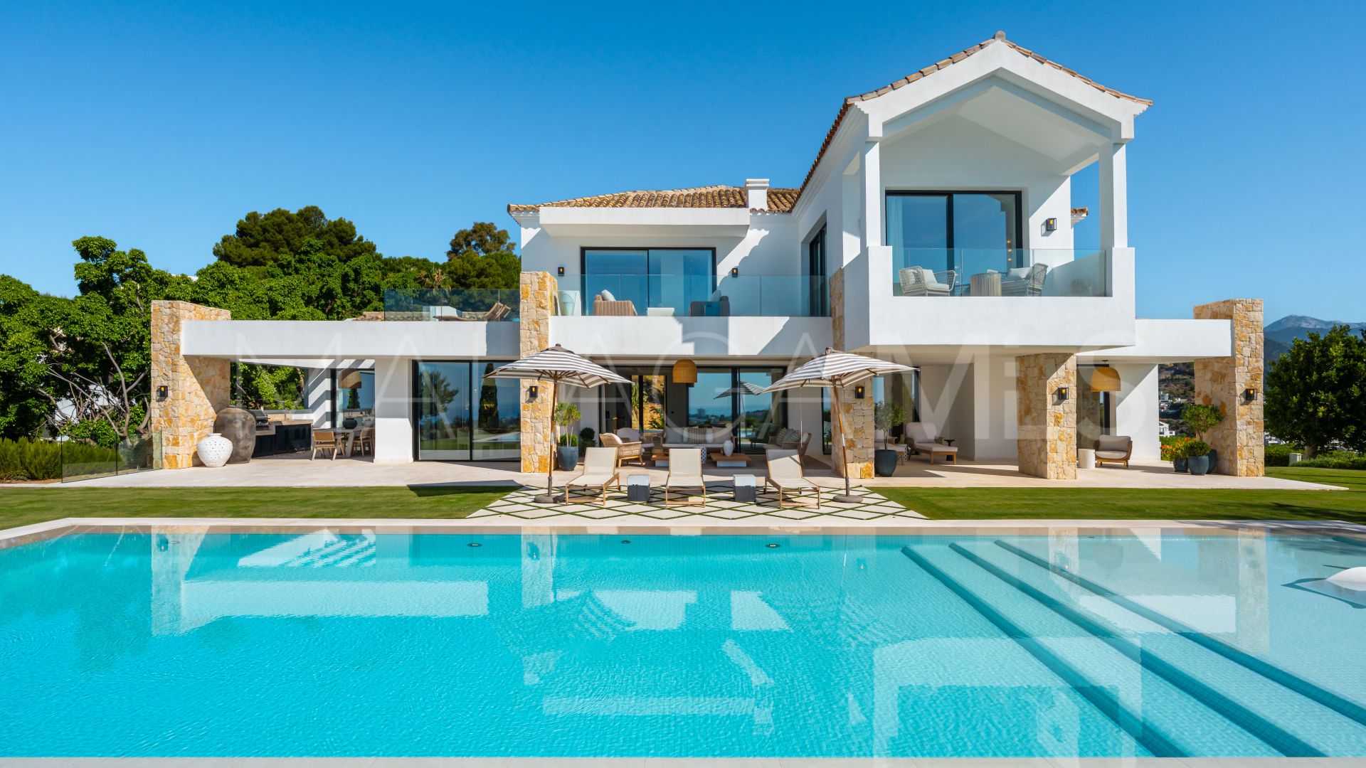 For sale villa in Benahavis with 8 bedrooms
