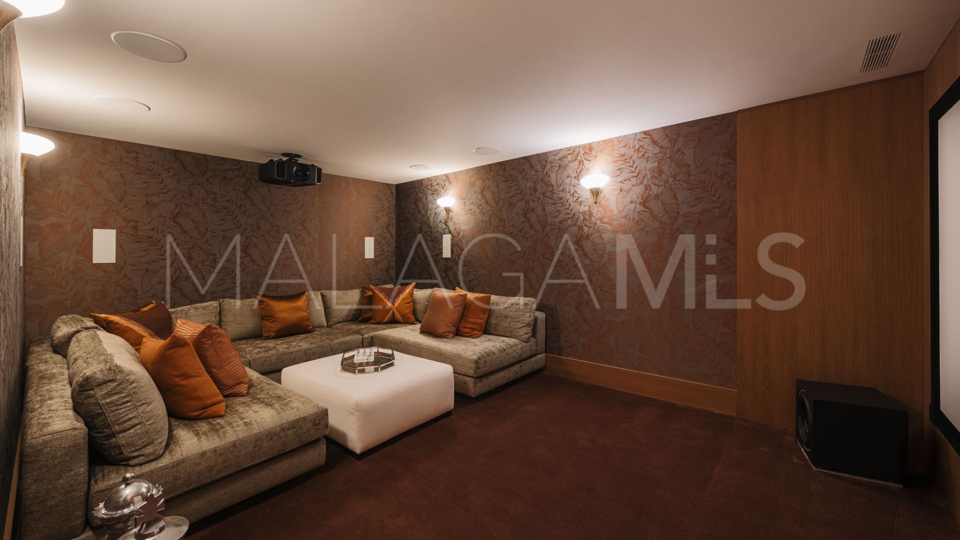 For sale villa in Benahavis with 8 bedrooms