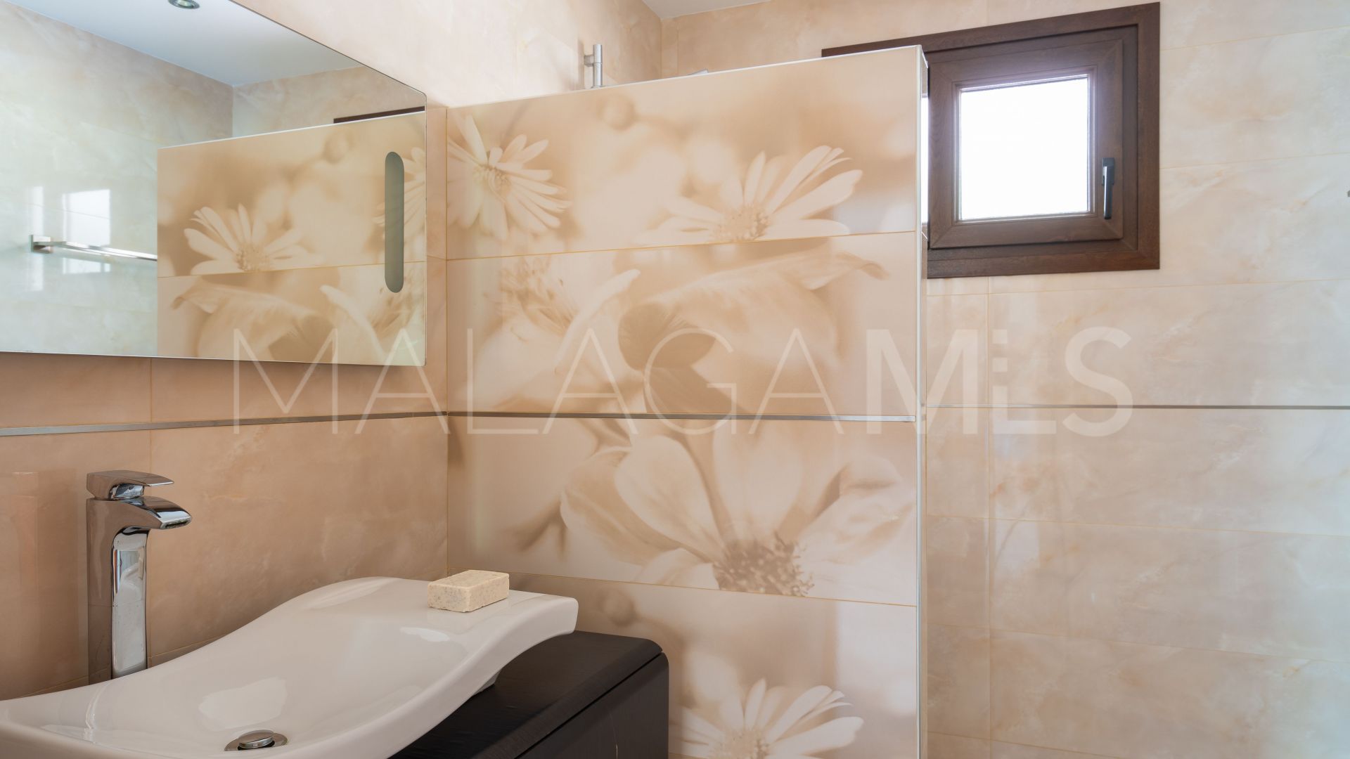 Villa for sale in Benalmadena