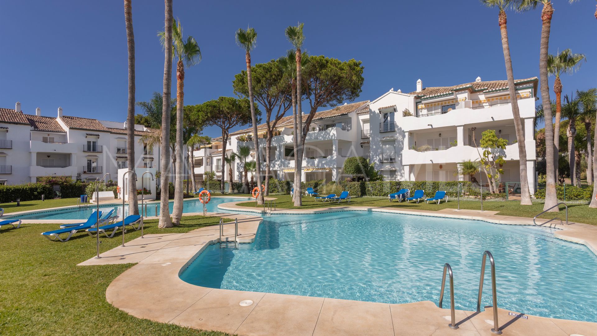 Apartment for sale in Estepona East with 3 bedrooms