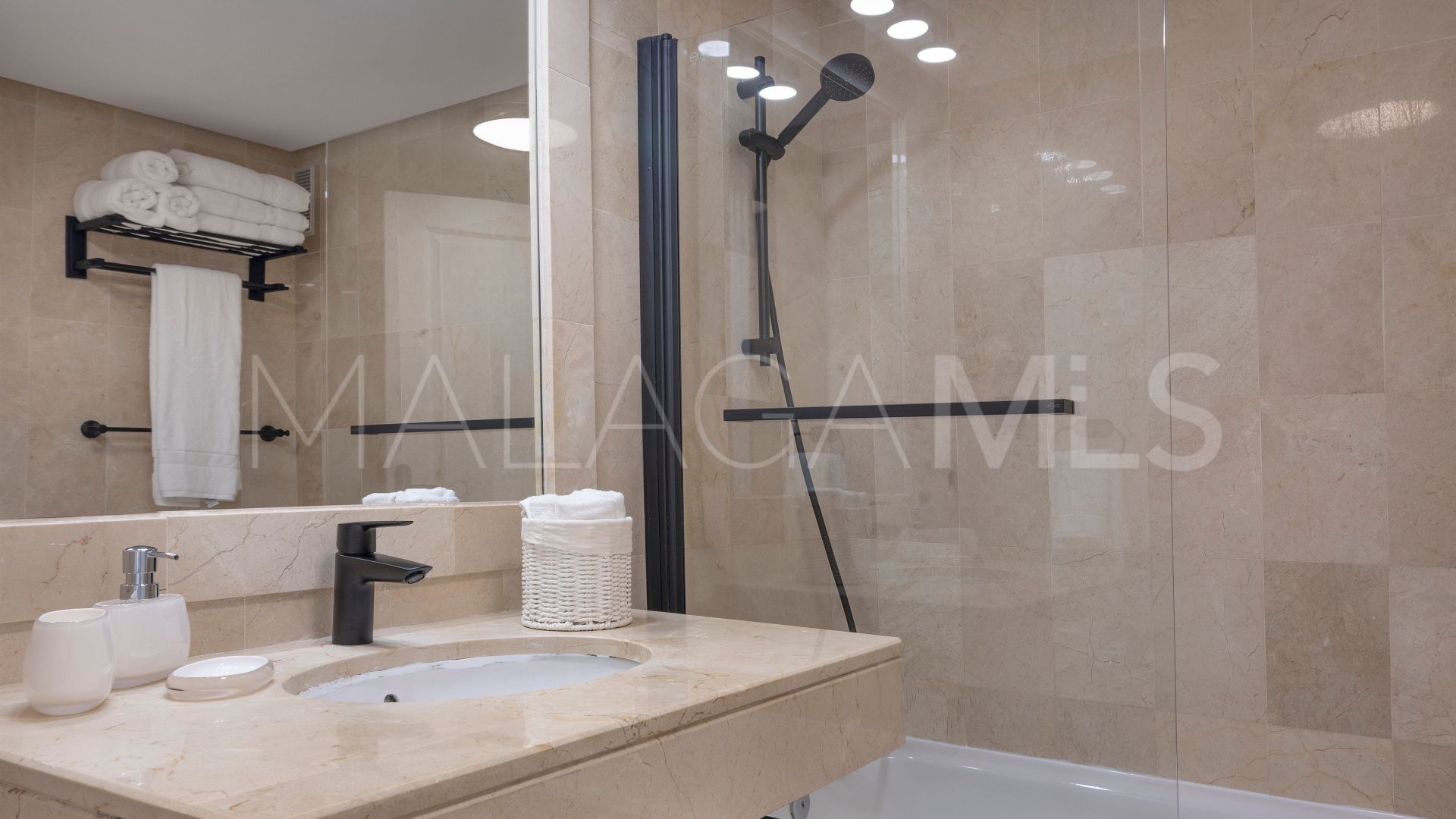 Apartment for sale in Estepona East with 3 bedrooms