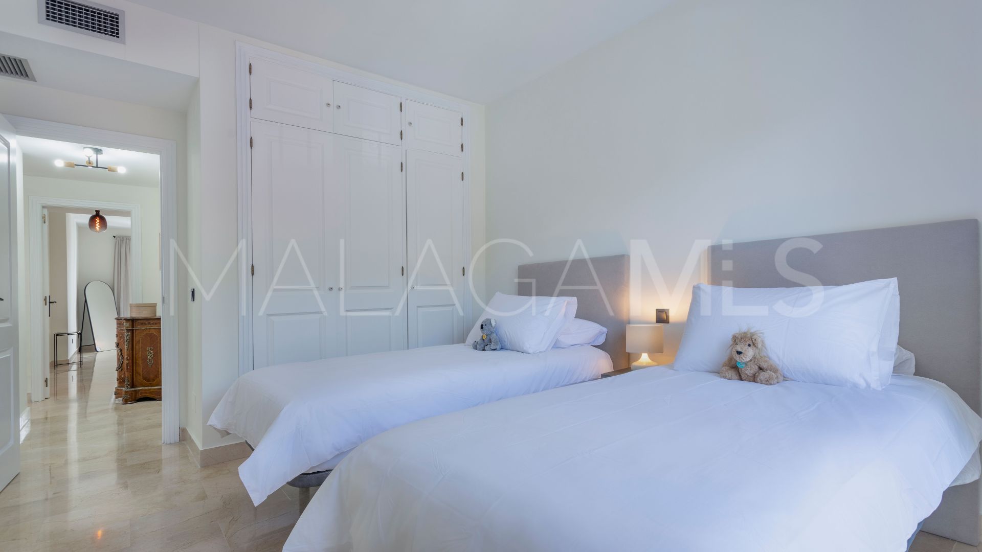 Apartment for sale in Estepona East with 3 bedrooms