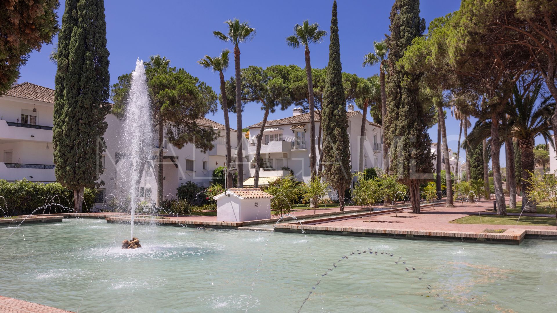 Apartment for sale in Estepona East with 3 bedrooms