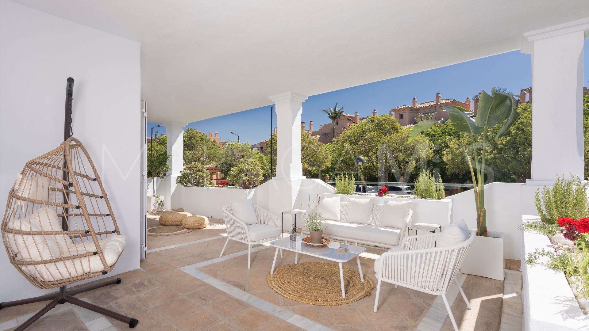 Apartment for sale in Estepona East with 3 bedrooms