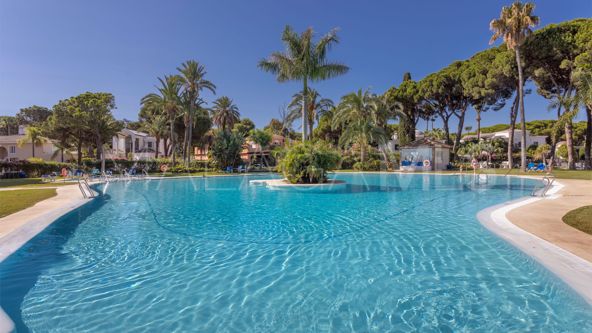 Apartment for sale in Estepona East with 3 bedrooms