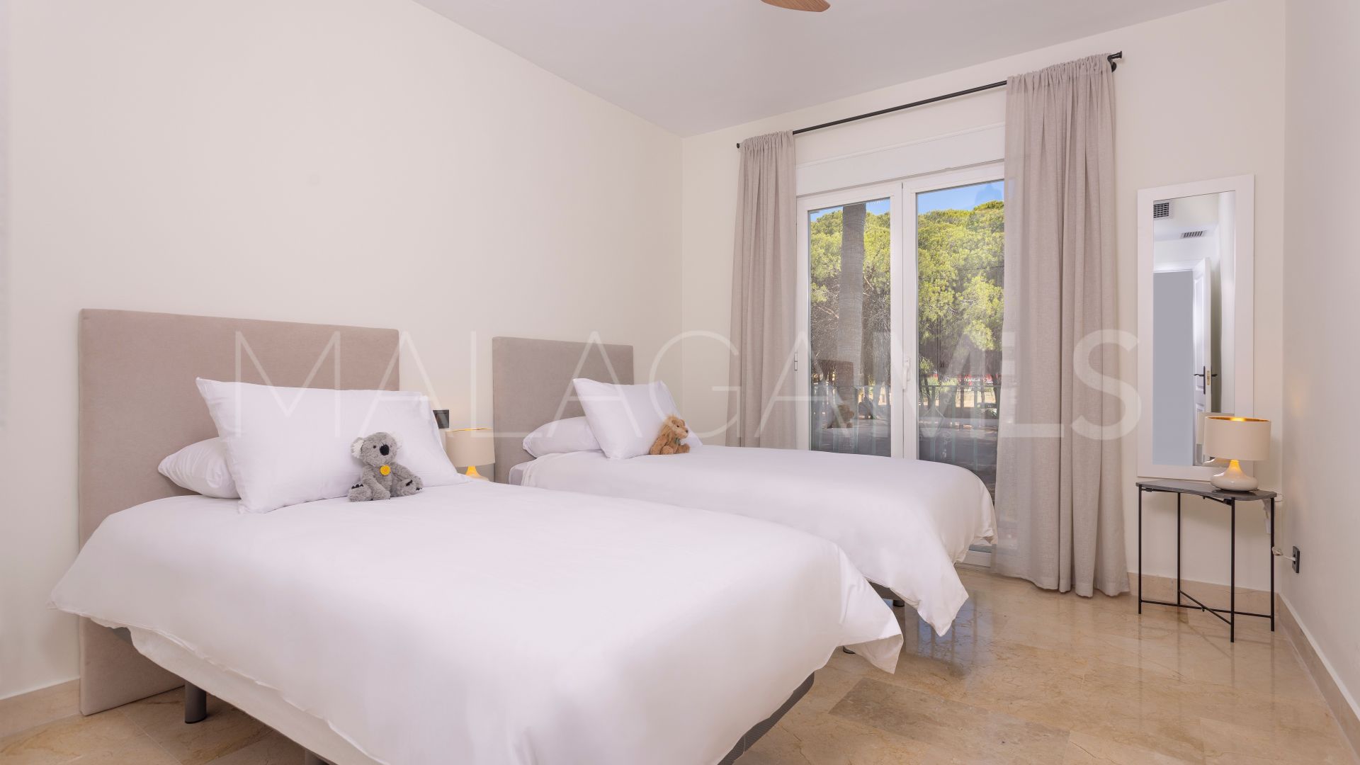 Apartment for sale in Estepona East with 3 bedrooms