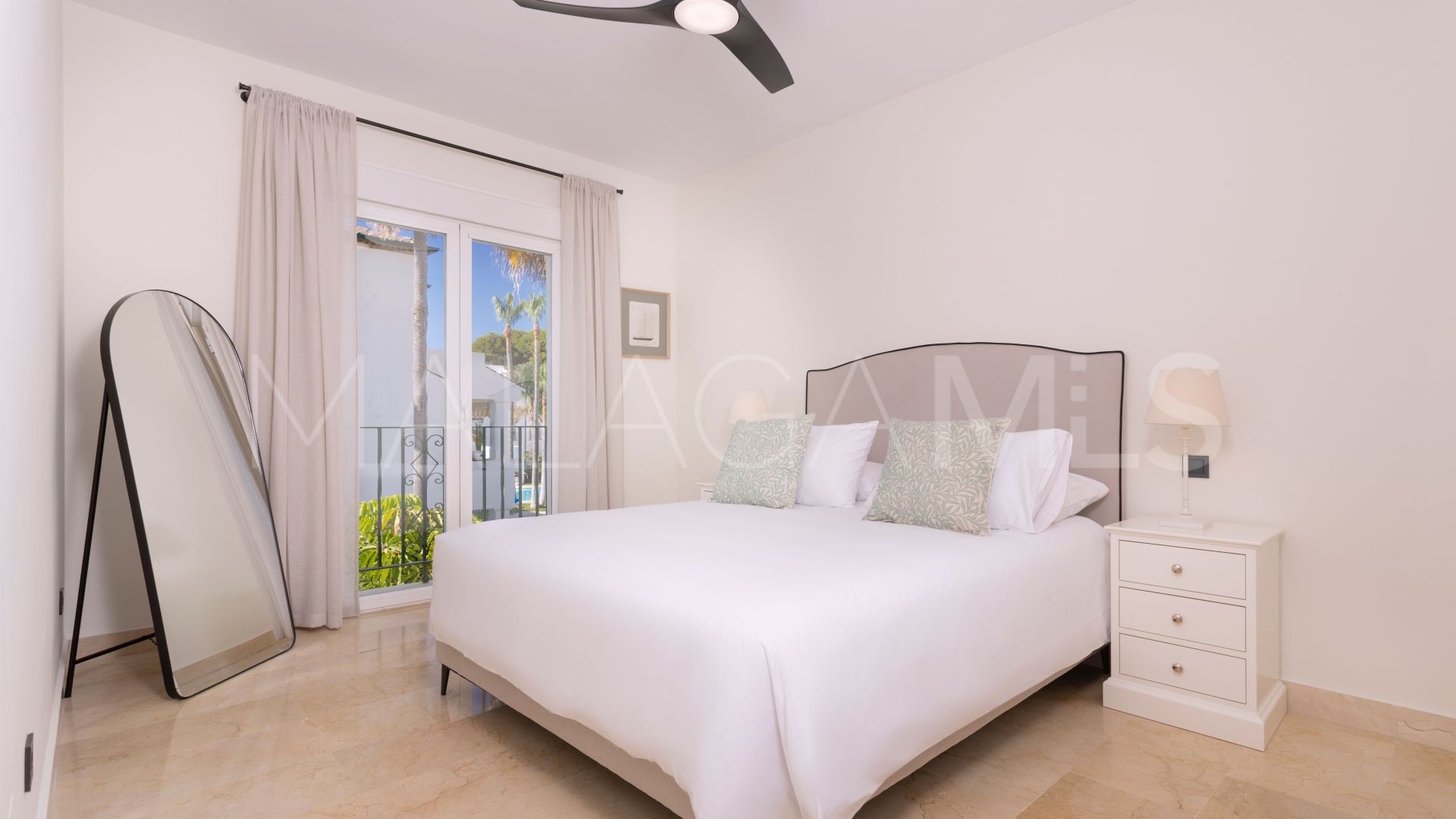 Apartment for sale in Estepona East with 3 bedrooms