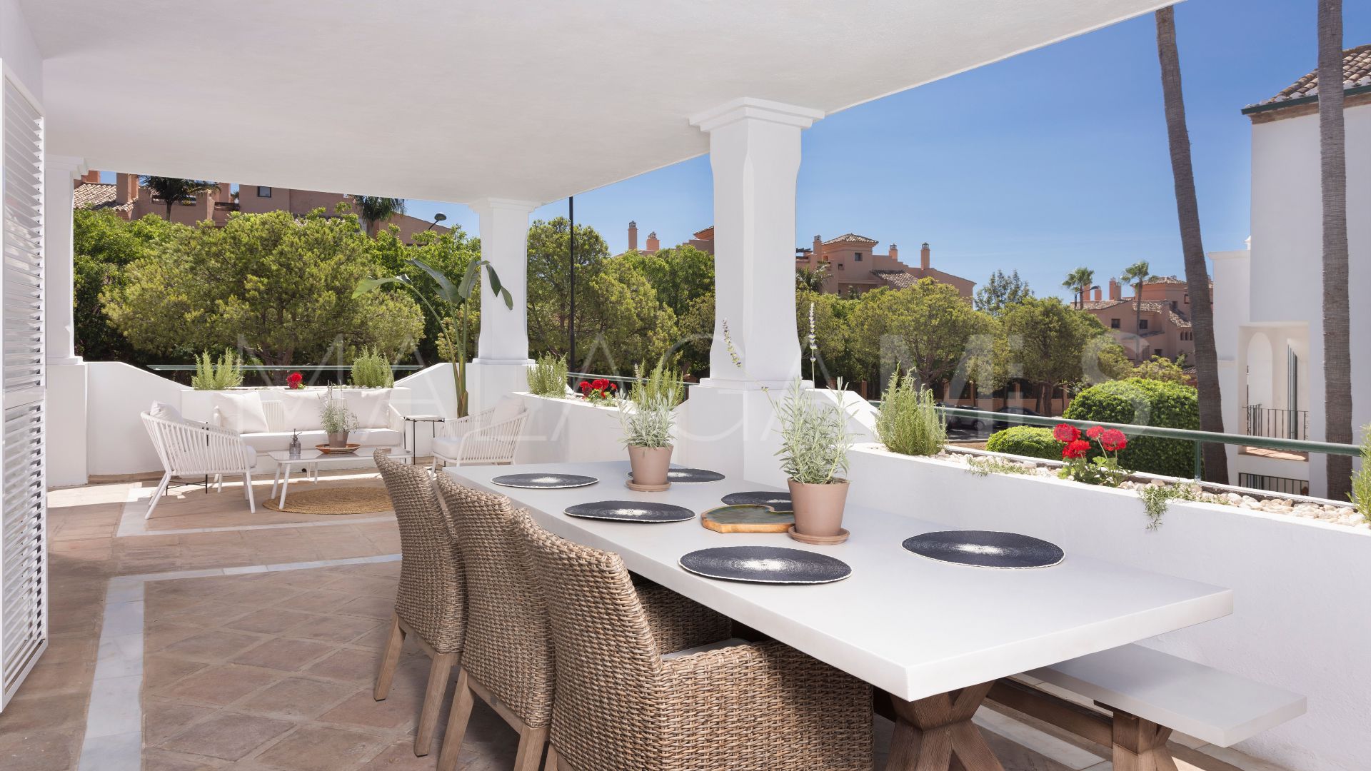 Apartment for sale in Estepona East with 3 bedrooms