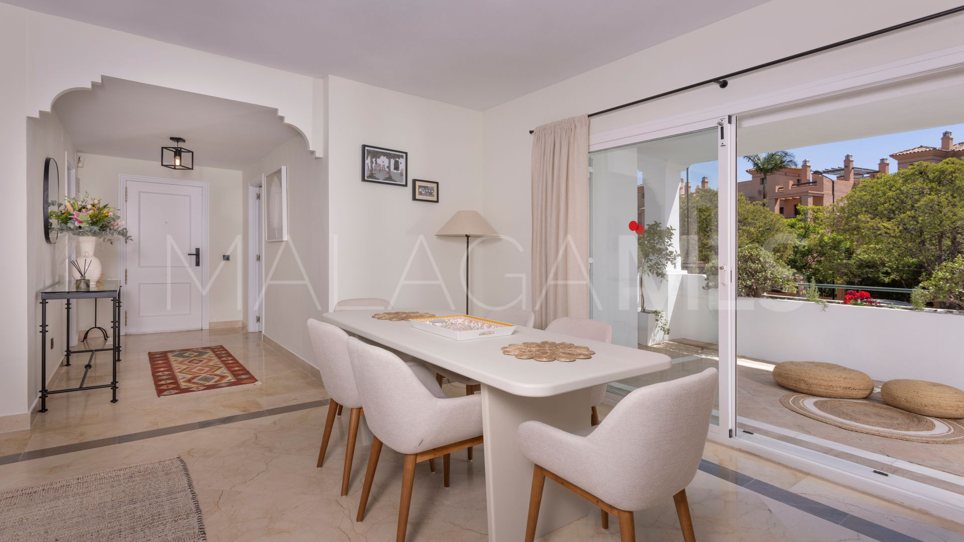 Apartment for sale in Estepona East with 3 bedrooms