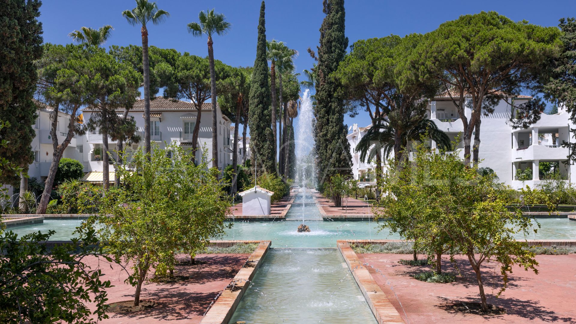 Apartment for sale in Estepona East with 3 bedrooms