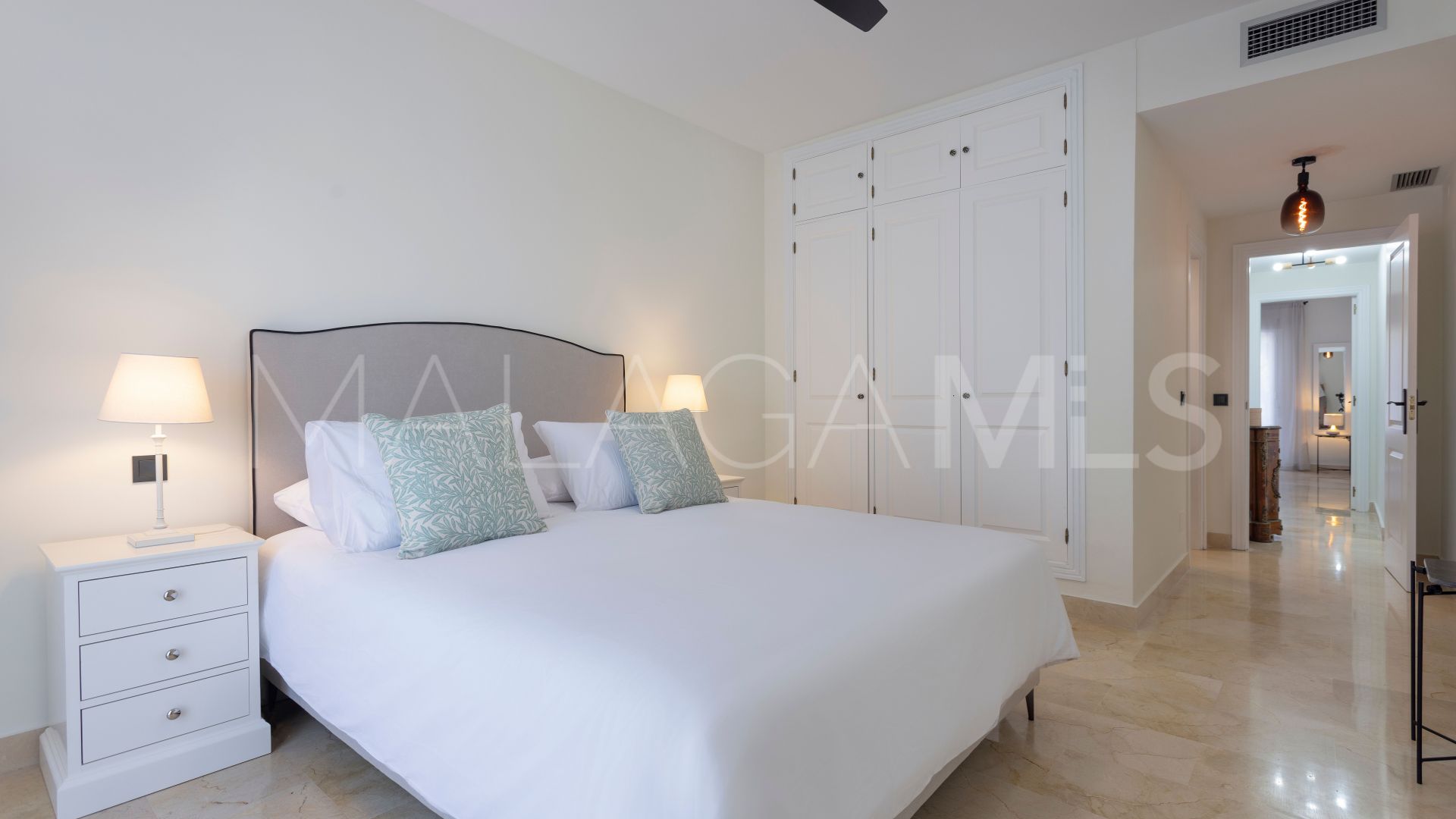 Apartment for sale in Estepona East with 3 bedrooms