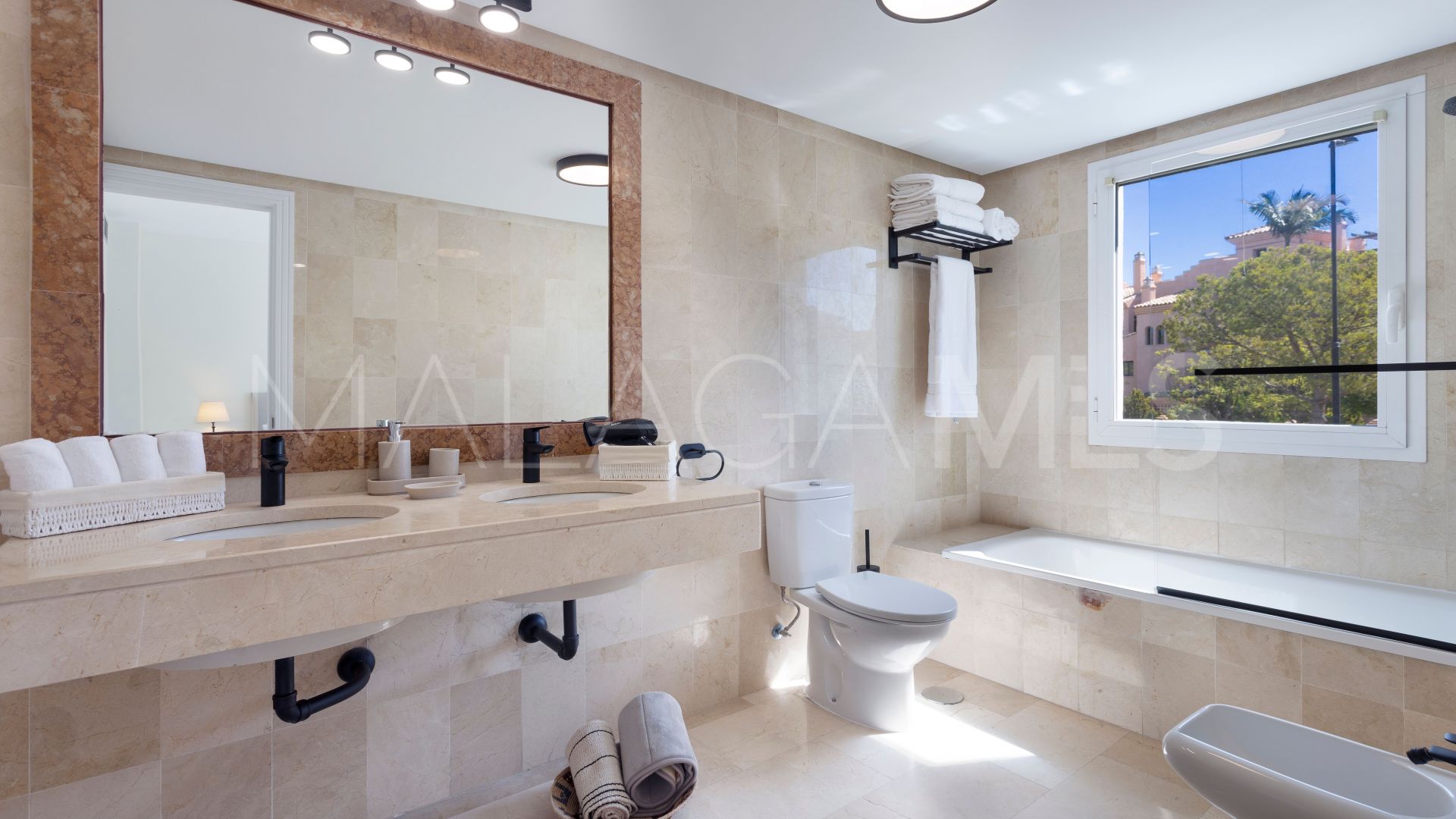 Apartment for sale in Estepona East with 3 bedrooms