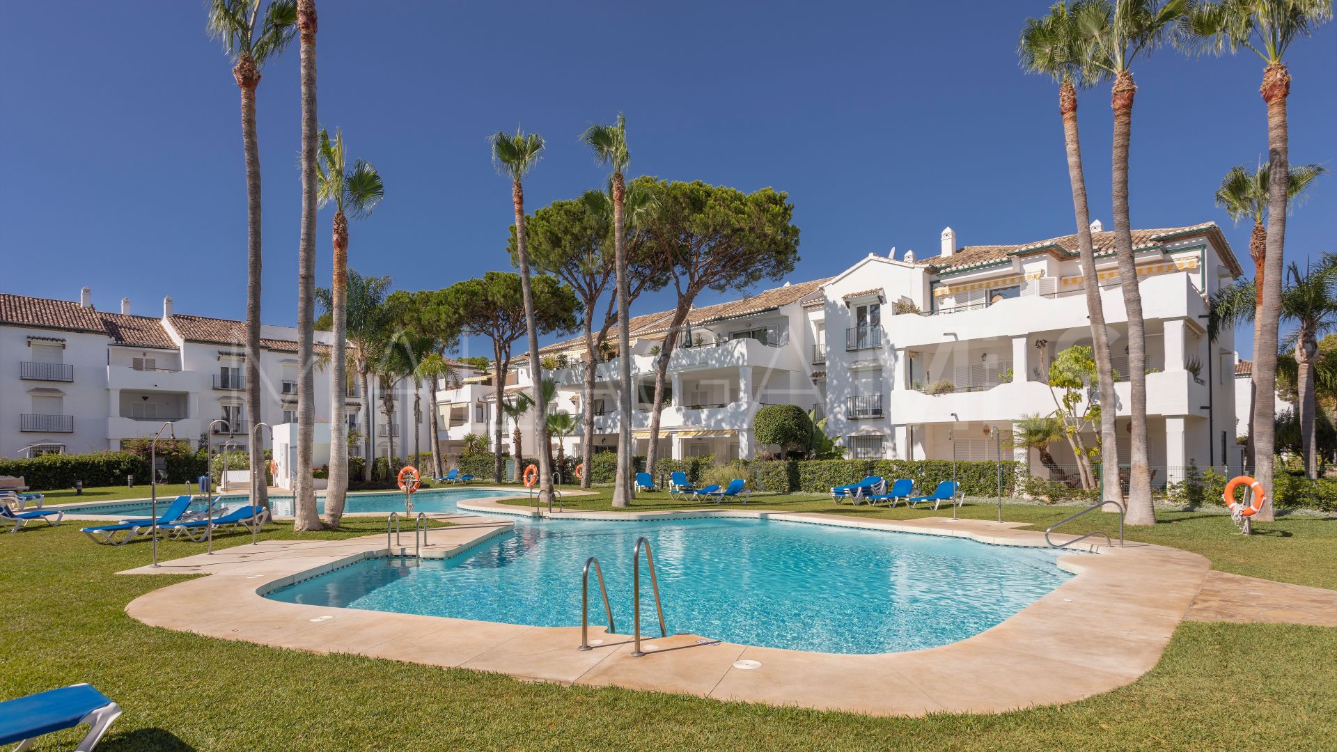Apartment for sale in Estepona East with 3 bedrooms