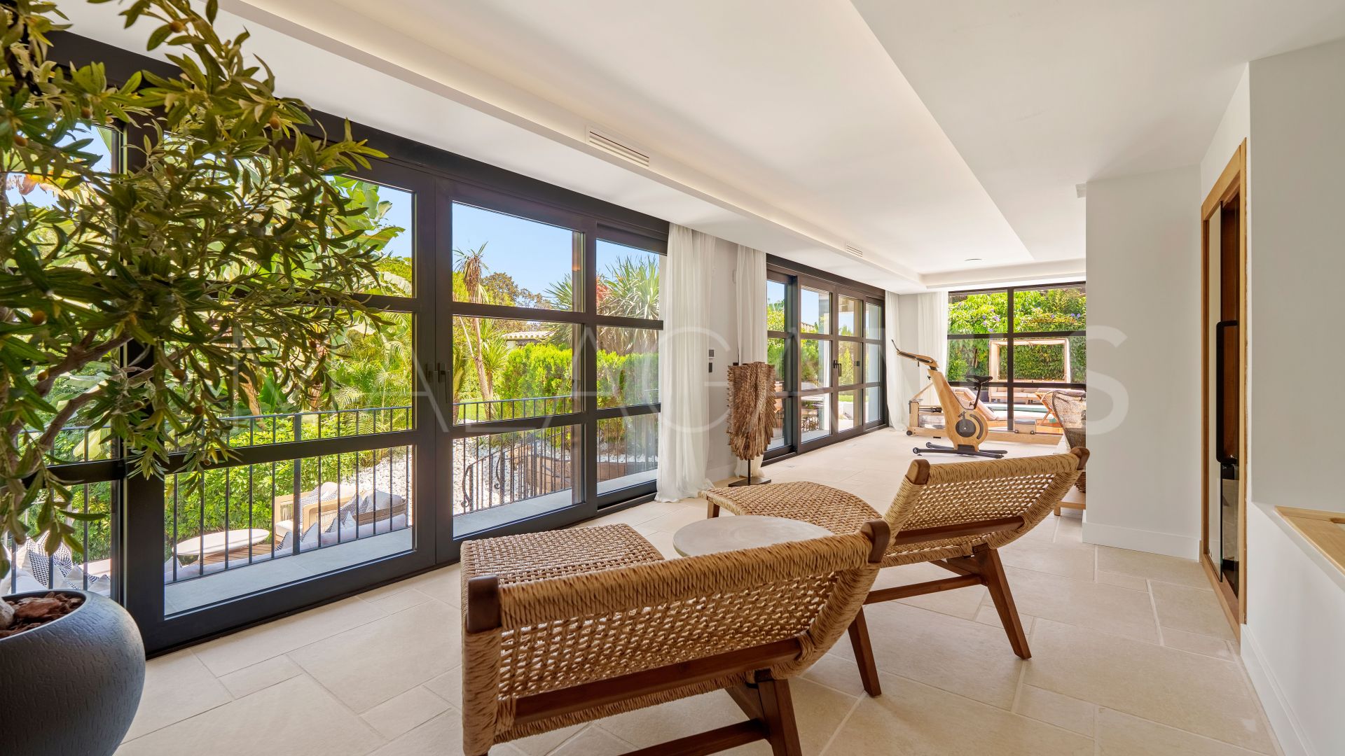 Villa for sale in Nueva Andalucia