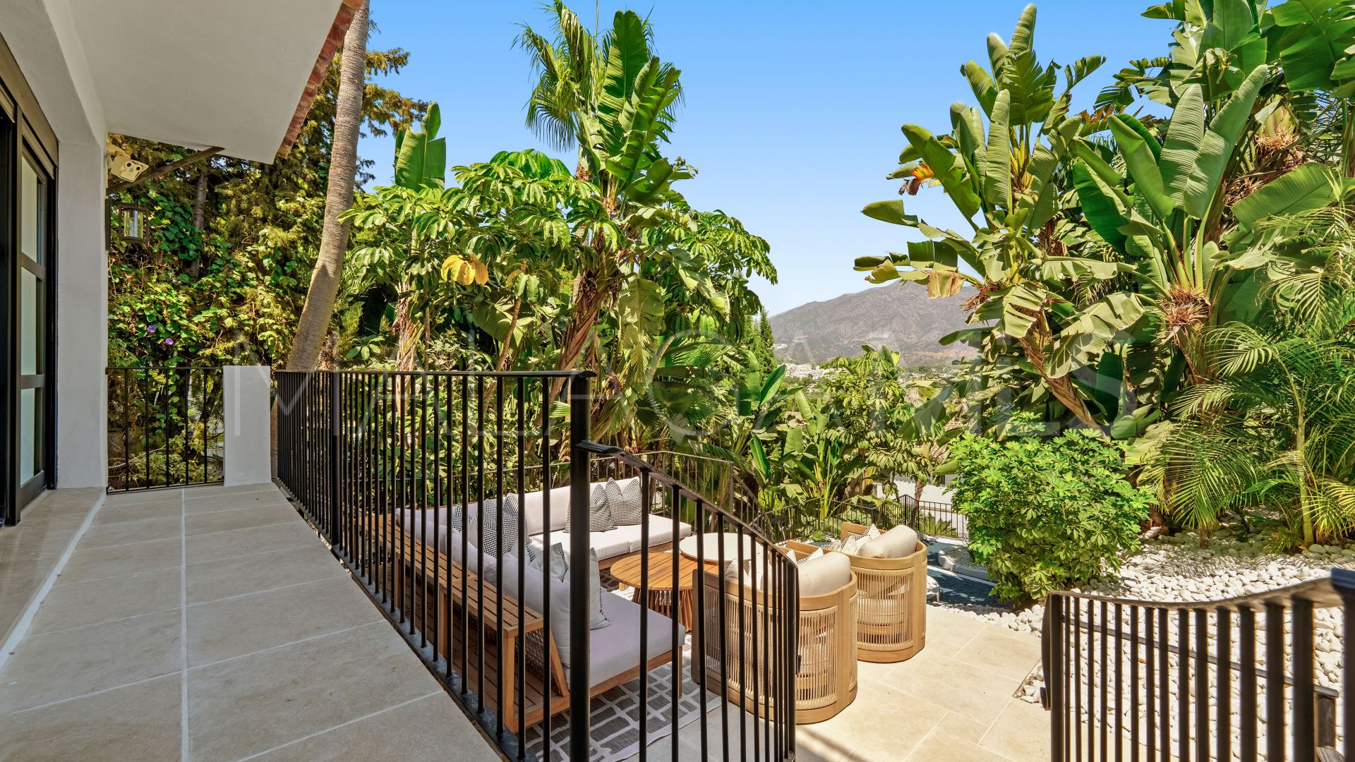 Villa for sale in Nueva Andalucia