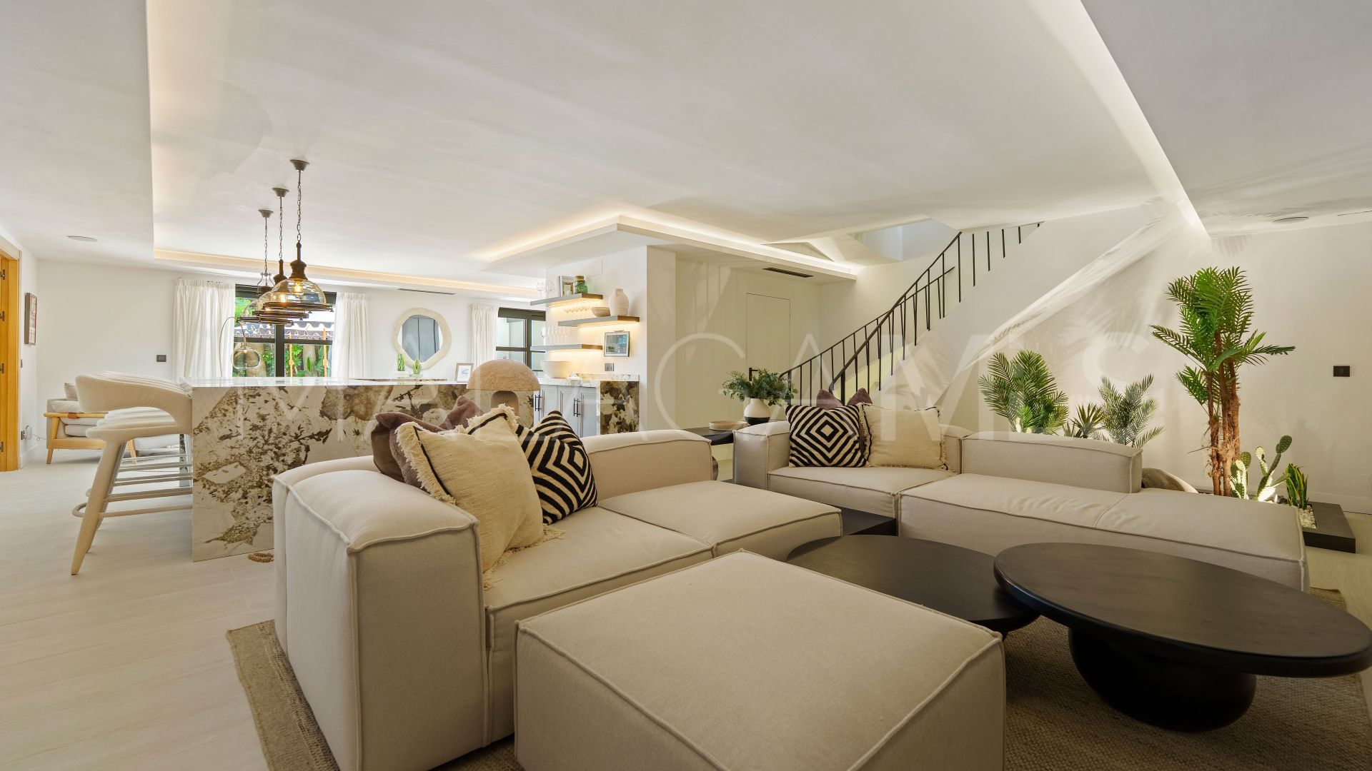 Villa for sale in Nueva Andalucia