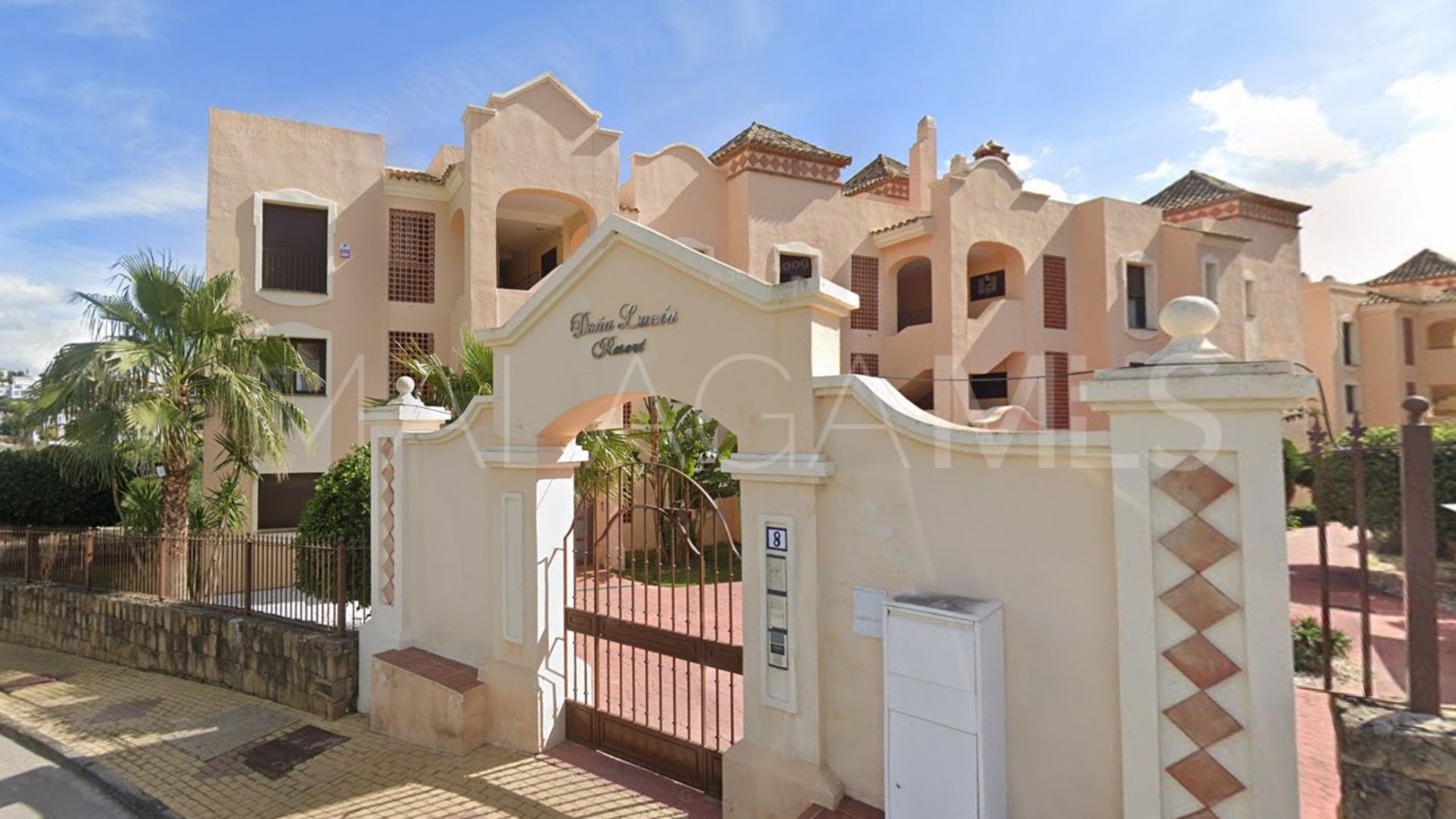 For sale penthouse in Estepona with 2 bedrooms