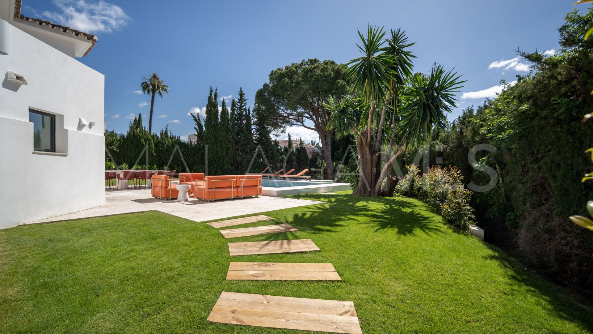 Villa for sale in Nueva Andalucia