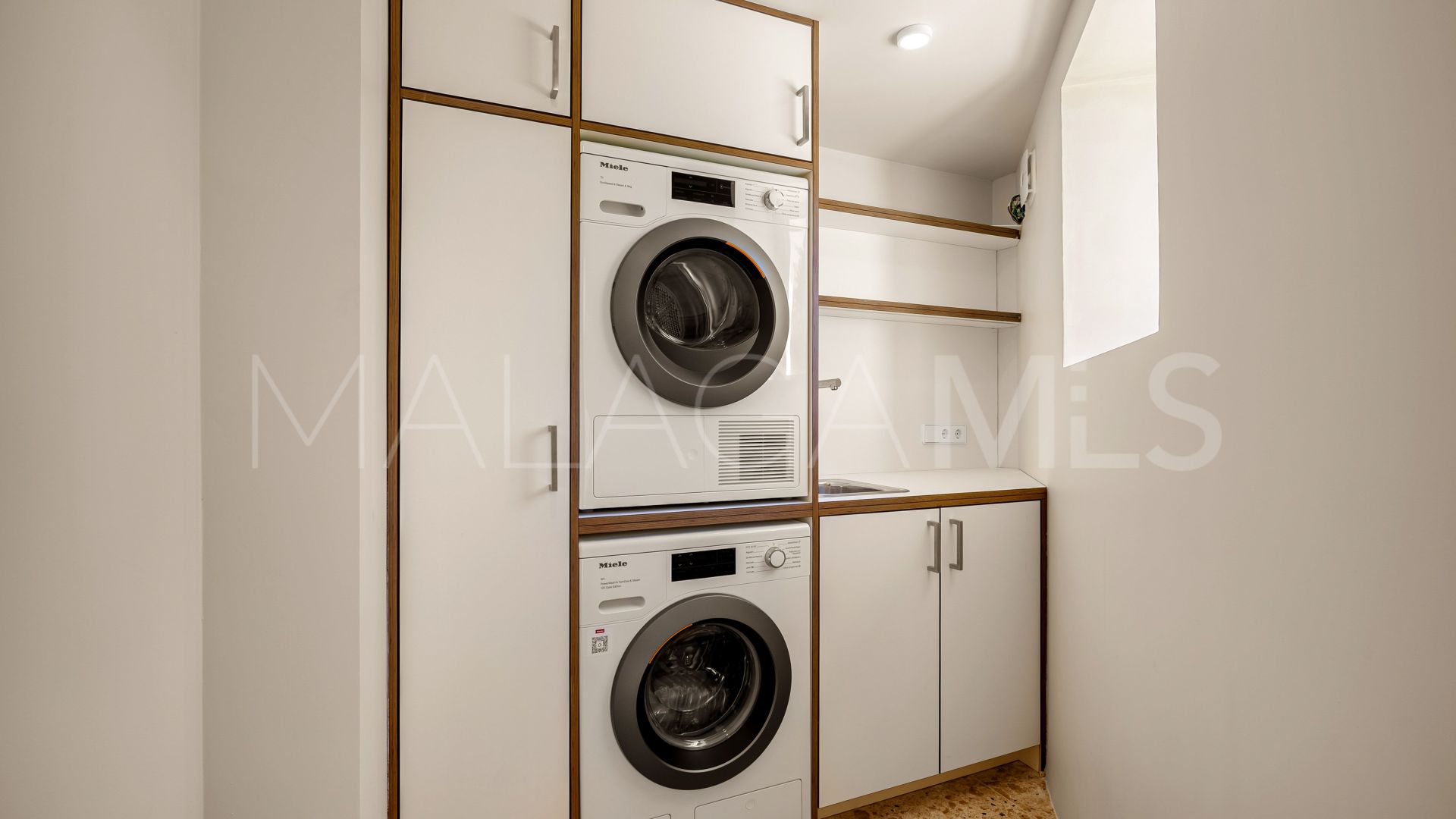 Villa for sale in Nueva Andalucia