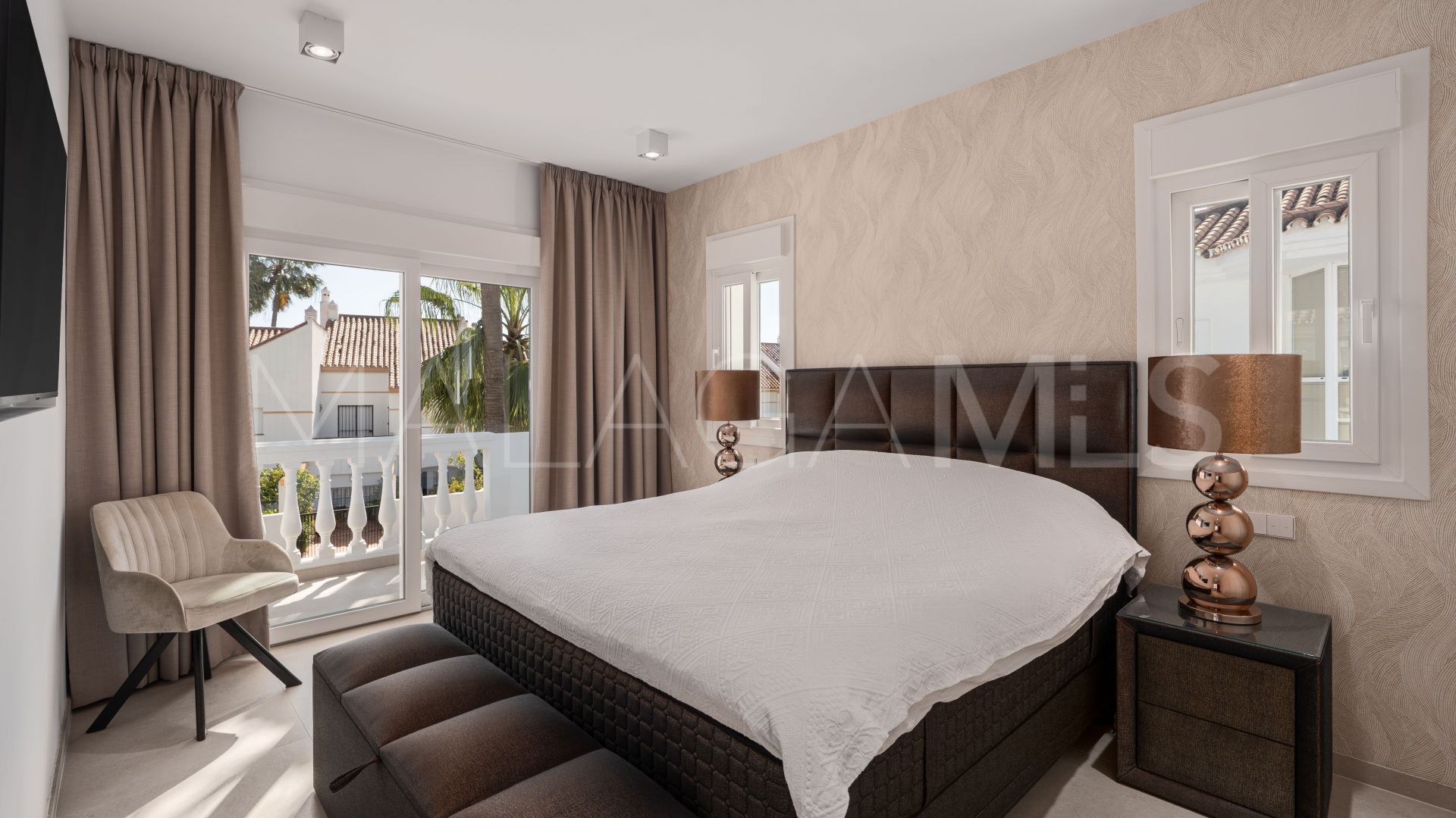 Villa for sale in Estepona