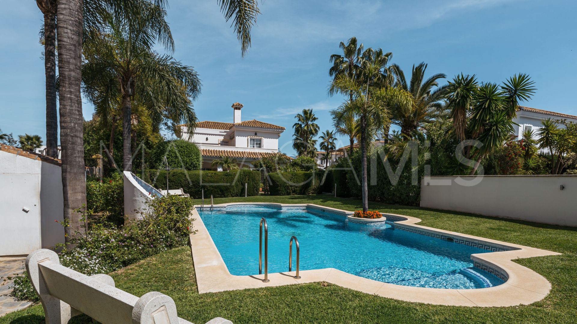 Villa for sale in Estepona