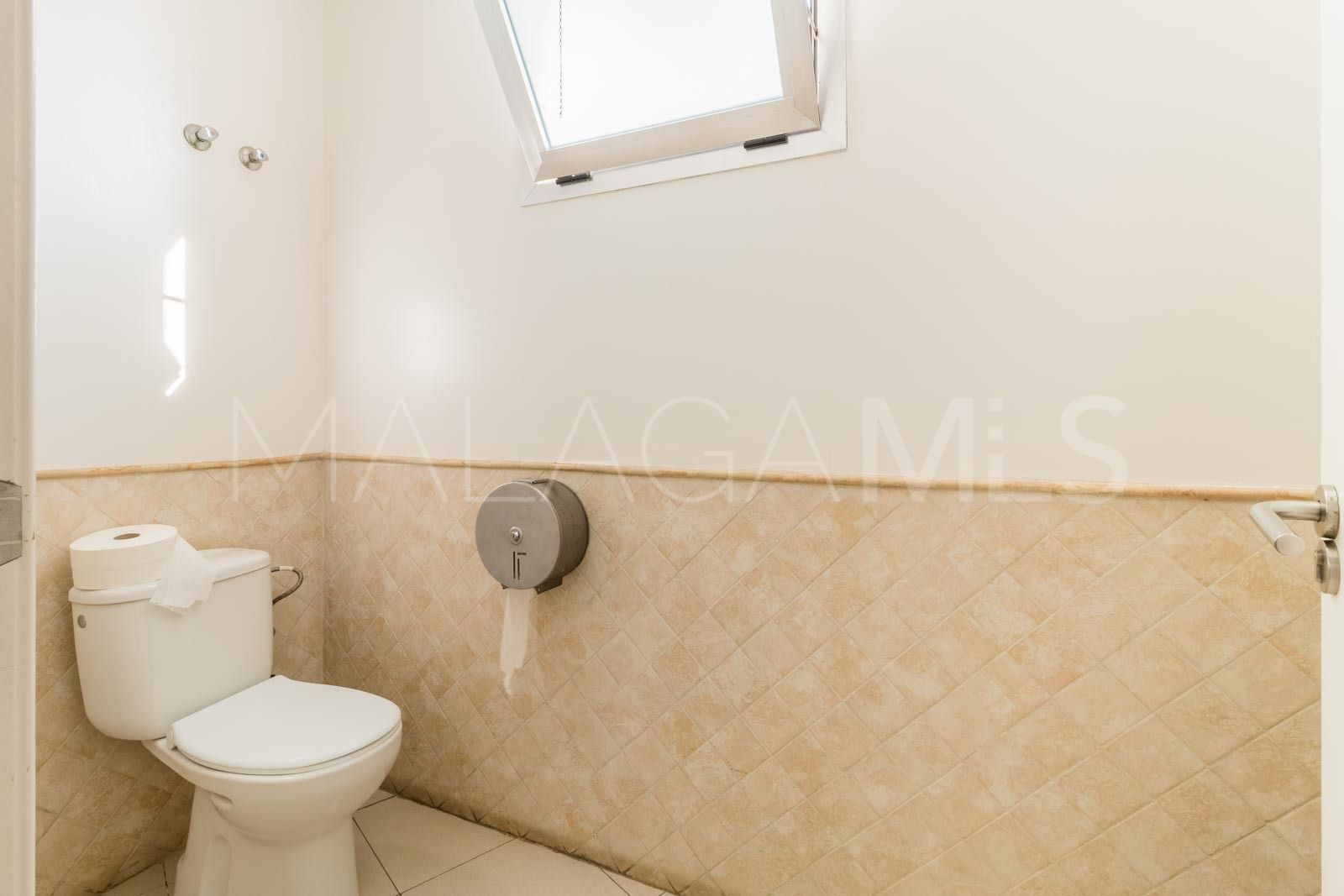 Buy 10 bedrooms commercial premises in Nueva Andalucia
