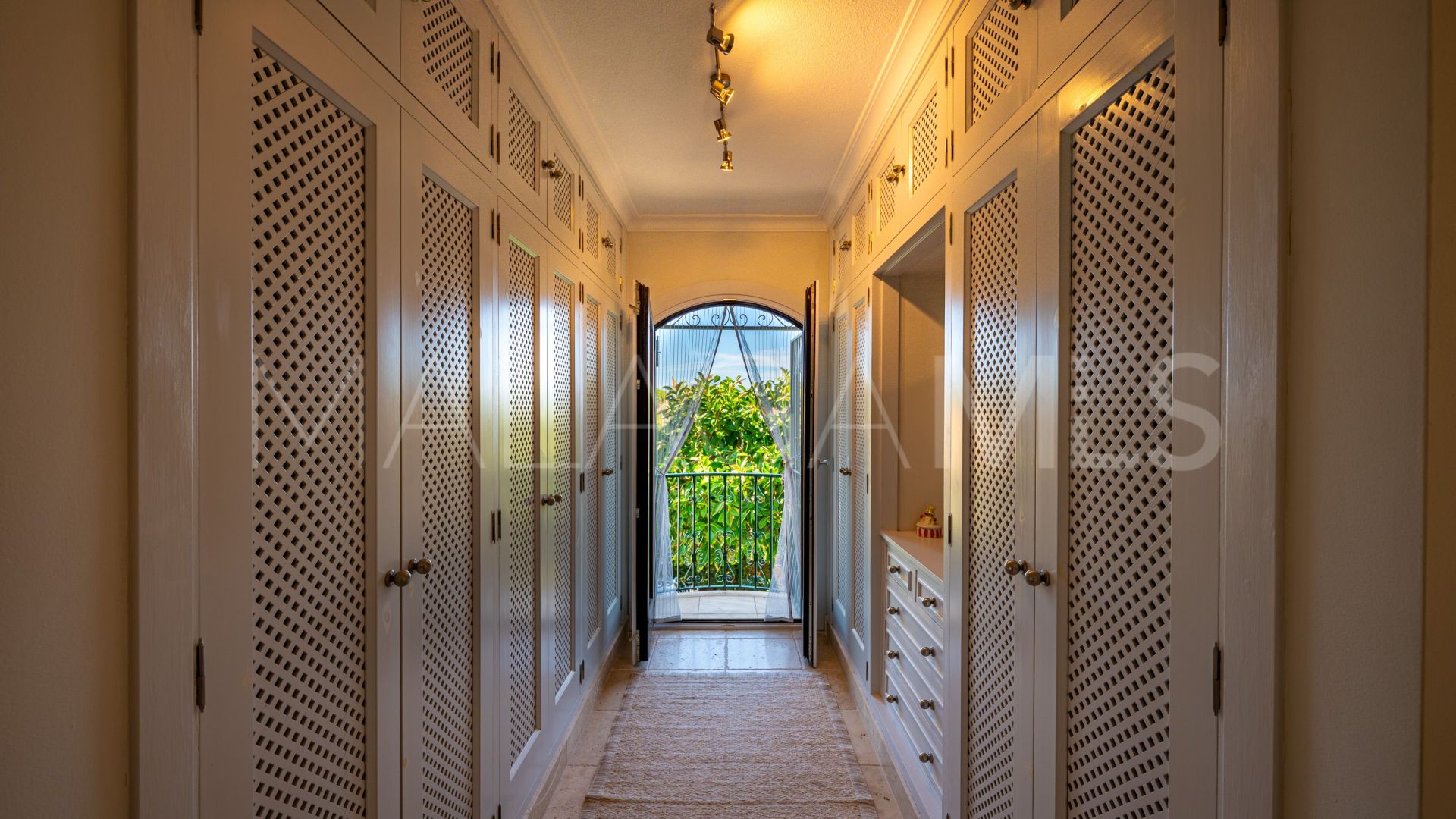 Villa for sale in Estepona